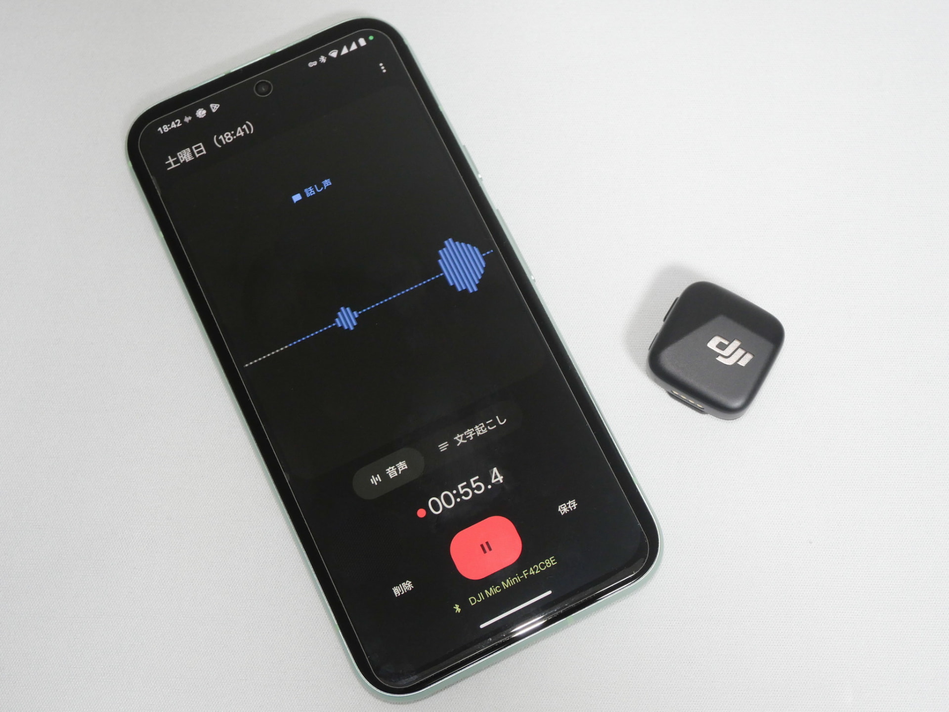 「DJI Mic Mini」のトランスミッターはBluetoothでスマートフォンに直接接続可能。「Pixel 8a」のボイスレコーダーアプリでも問題なく使えるようだ