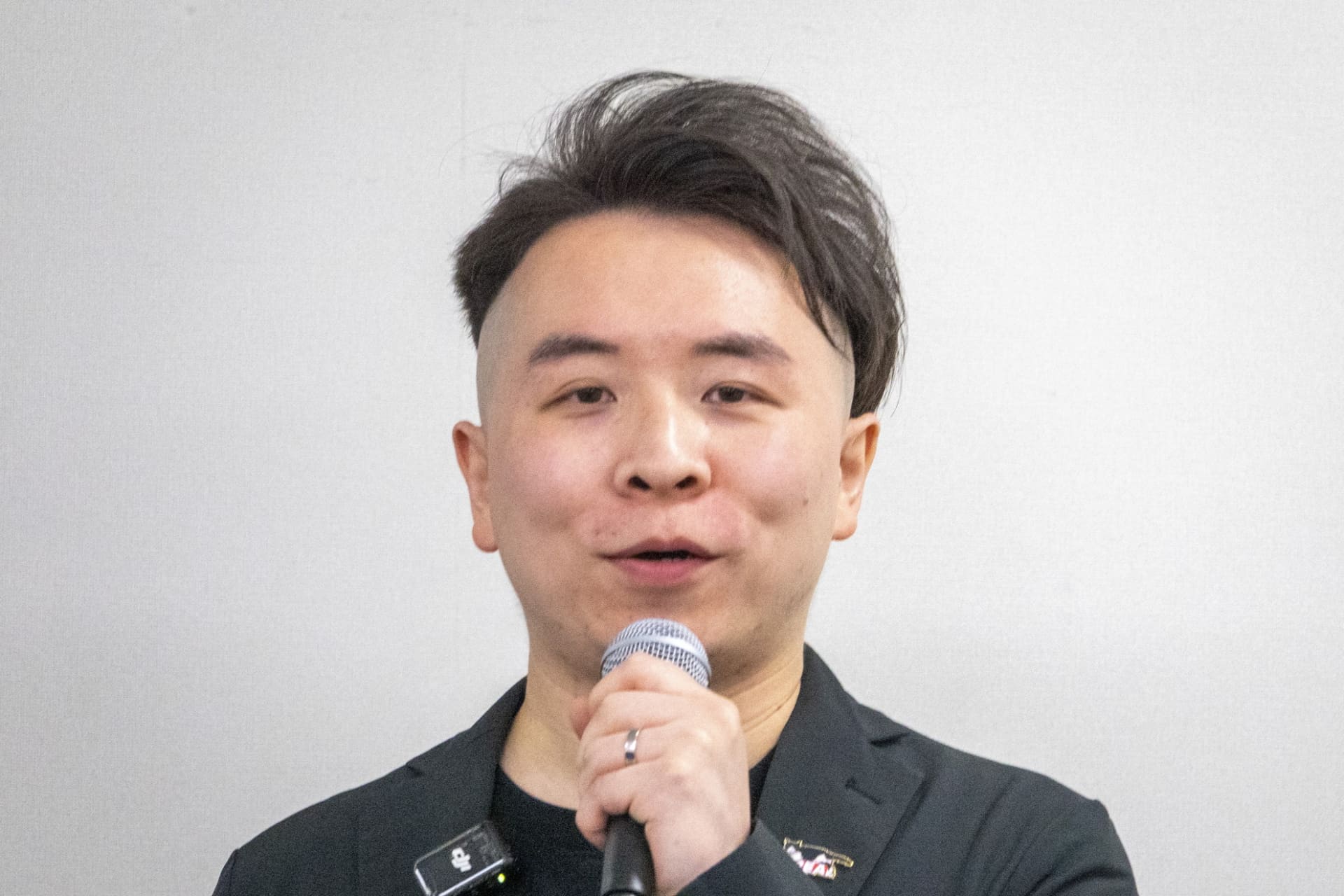プロダクトマネージャーの高天夫氏、右は高氏のAIアバター