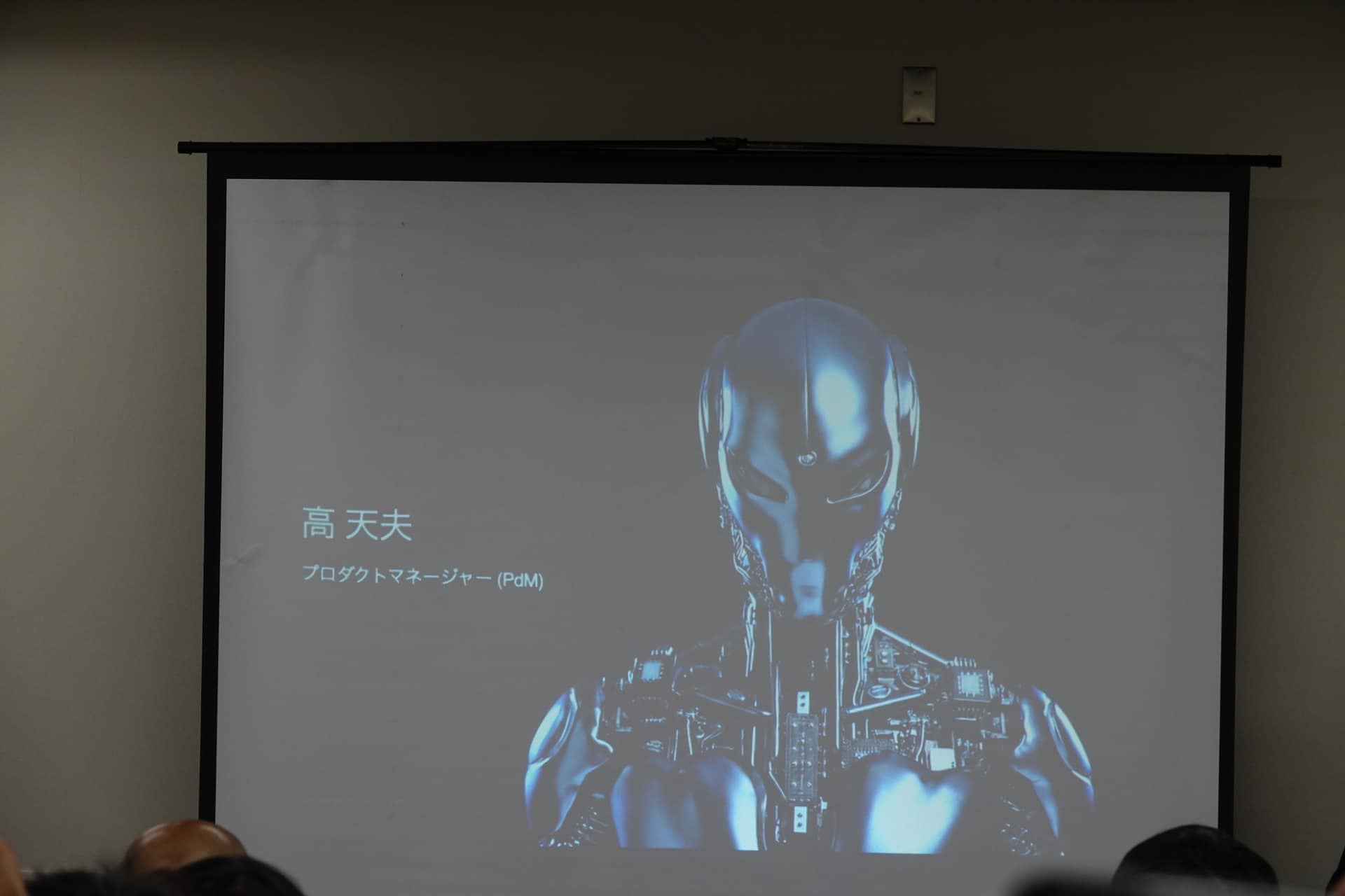 プロダクトマネージャーの高天夫氏、右は高氏のAIアバター