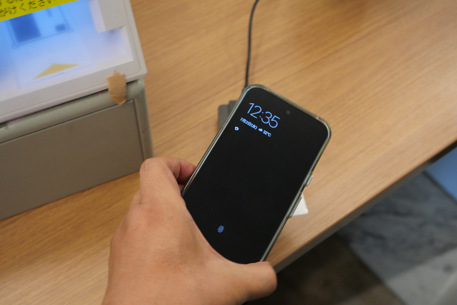 Androidスマホをスマホ用カードリーダーにかざす