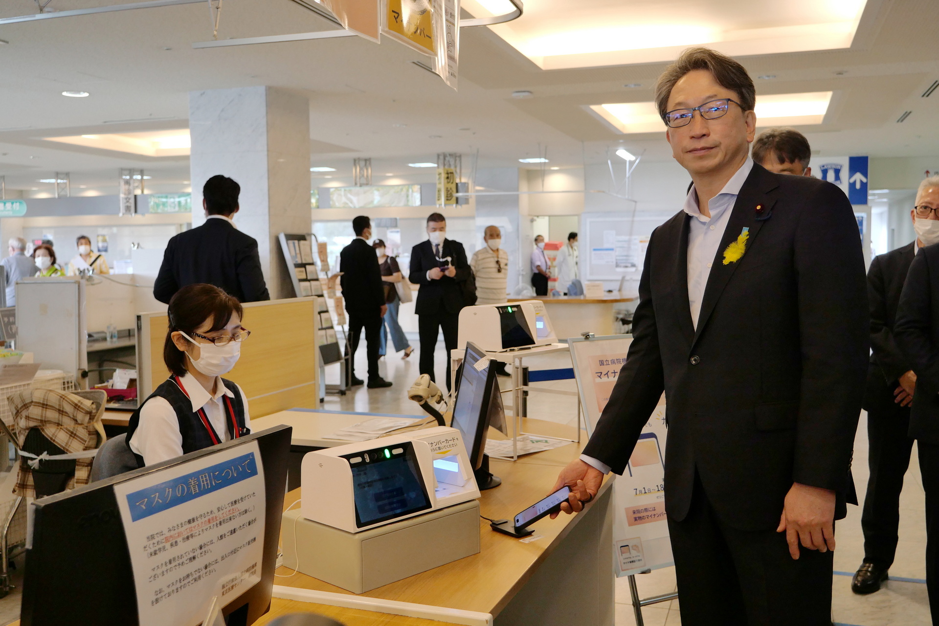 同じく自身のスマホでマイナ保険証の利用を体験する平デジタル大臣