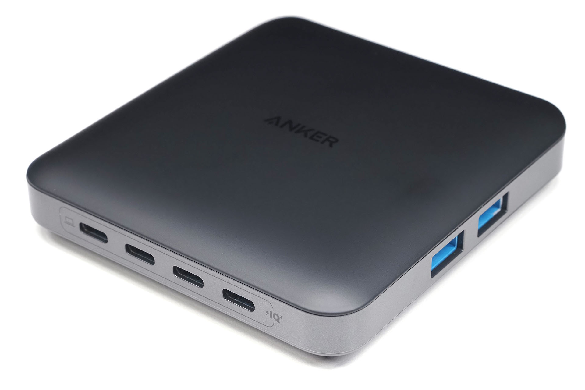 アンカー・ジャパンから発売された「Anker Nano Charger（130W、6Ports）」。大きさは約98×93×19mmで、重さは本体のみが約320g、付属ACケーブル込みで432g（実測値）。カラーバリエーションはブラックとホワイトの2色。直販価格は7990円。