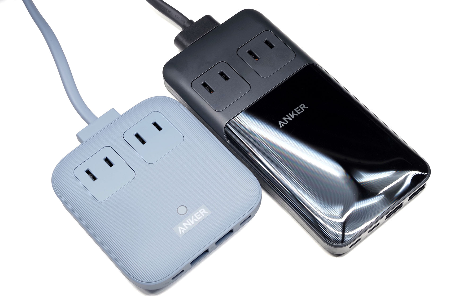 左が「Anker Nano Charging Station（6-in-1、67W）」で右が「Anker Prime Charging Station（6-in-1、140W）」。どちらも厚さ19mm以下のマルチタップ兼USB充電器だ。