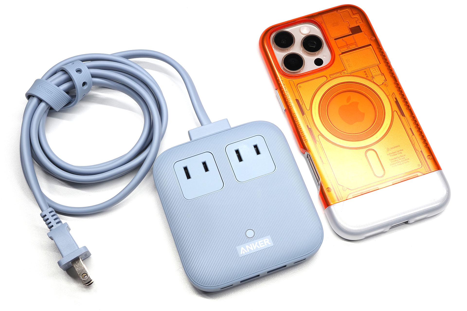 小さい方はiPhone 16 Pro Maxの65％くらいのサイズ感で、ACケーブルは抜くことができない固定式だ。