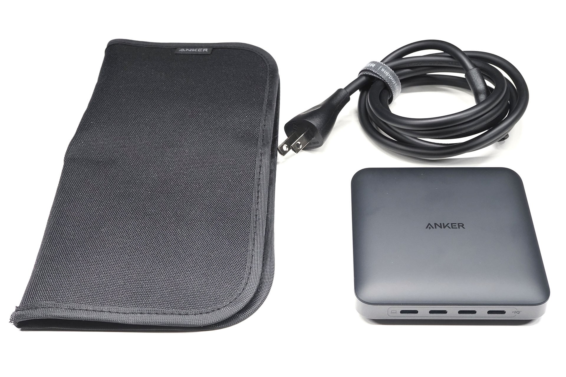 「Anker Nano Charger（130W、6Ports）」は充電器本体とACケーブルと専用キャリングケースのセット品。キャリングケースには本体とACケーブルと充電用ケーブルなどを収納できる。