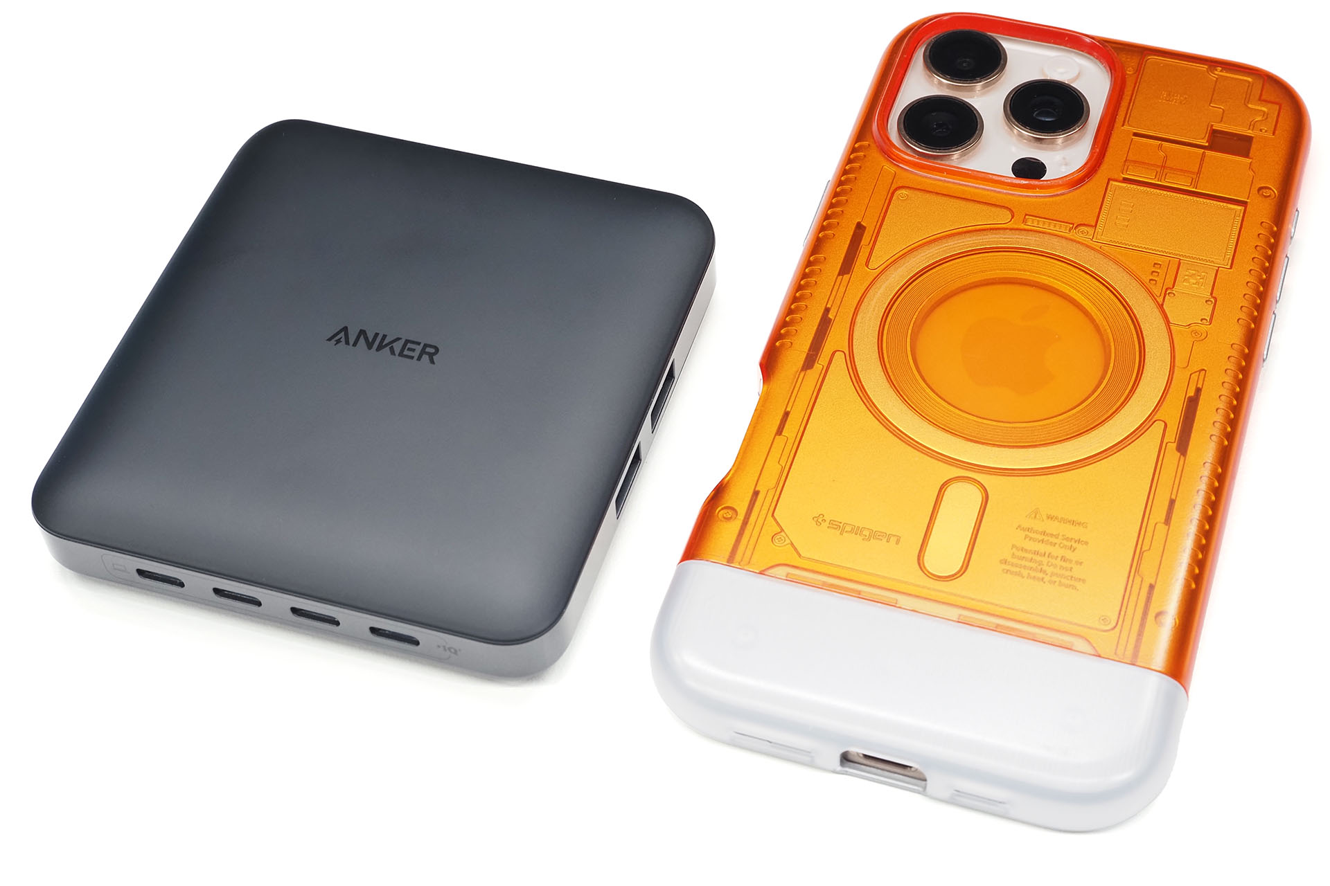 iPhone 16 Pro Maxの50～60％くらいのサイズ感。スマートフォンより携帯性が良い。