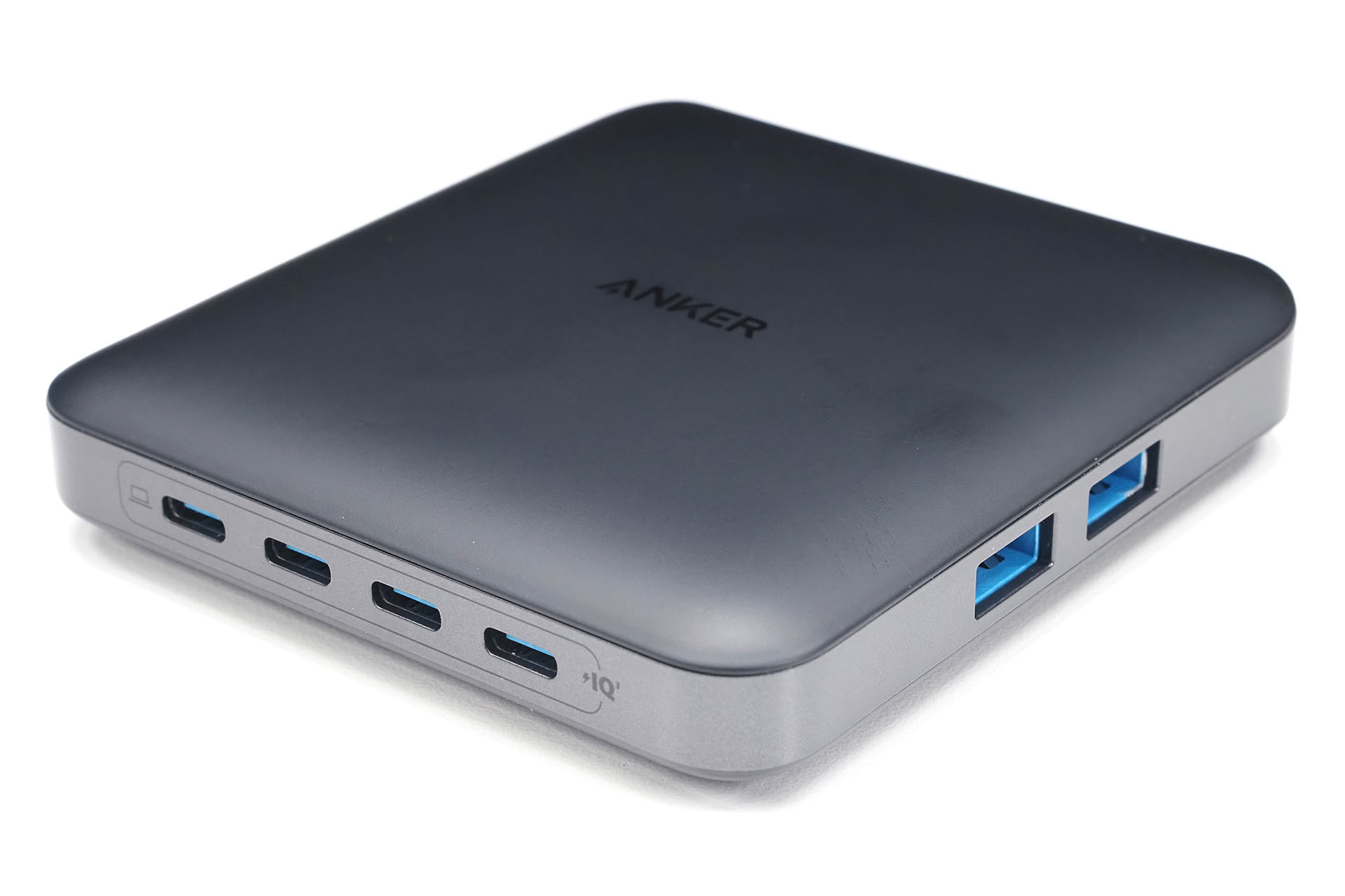 正面にUSB Type-Cポート×4、右側面にUSB Type-Aポート×2を備えている。