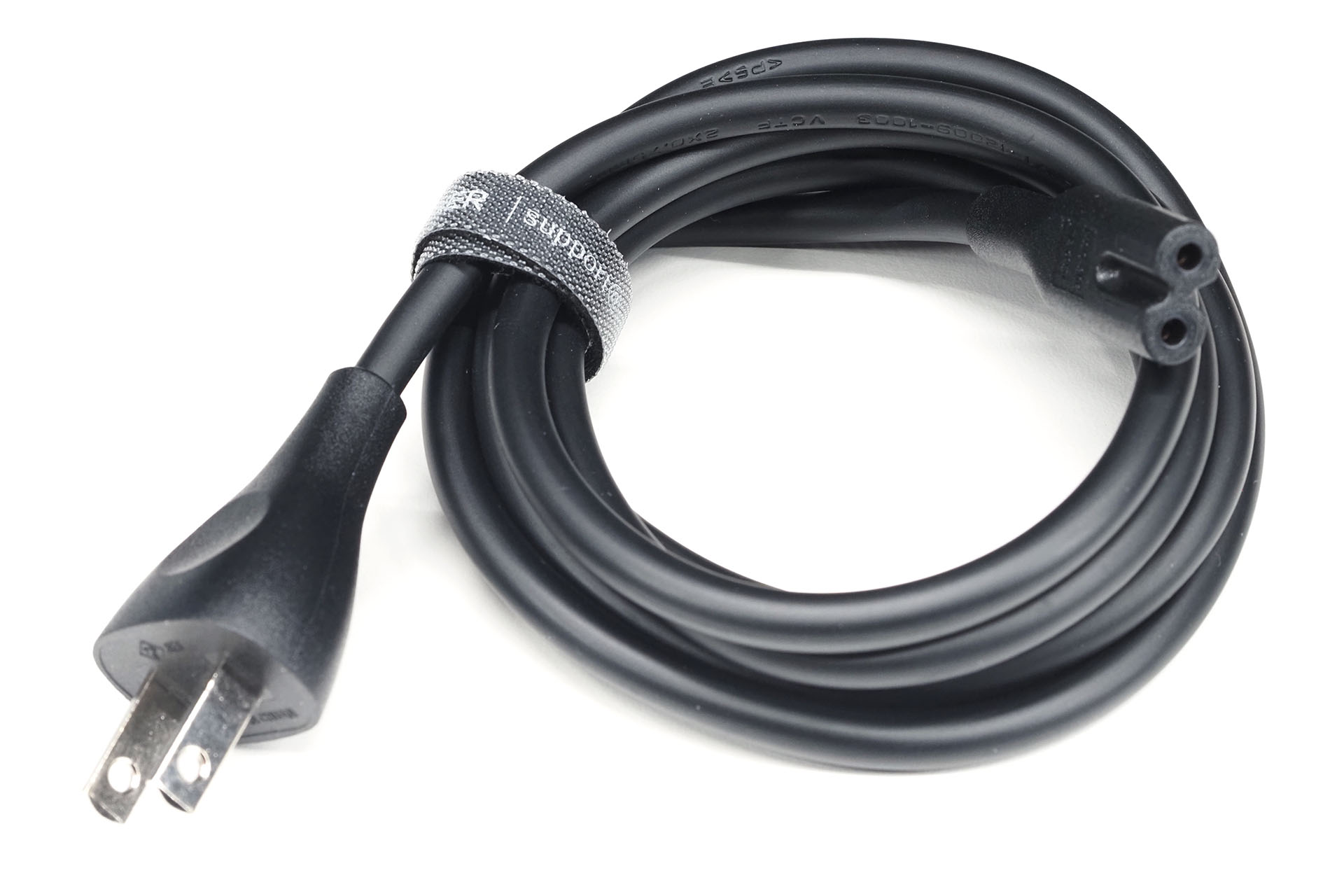 やや太めだが、しなやかさがあるケーブルなので、小さく巻くのも容易。巻いた状態でのまとまりも良好。