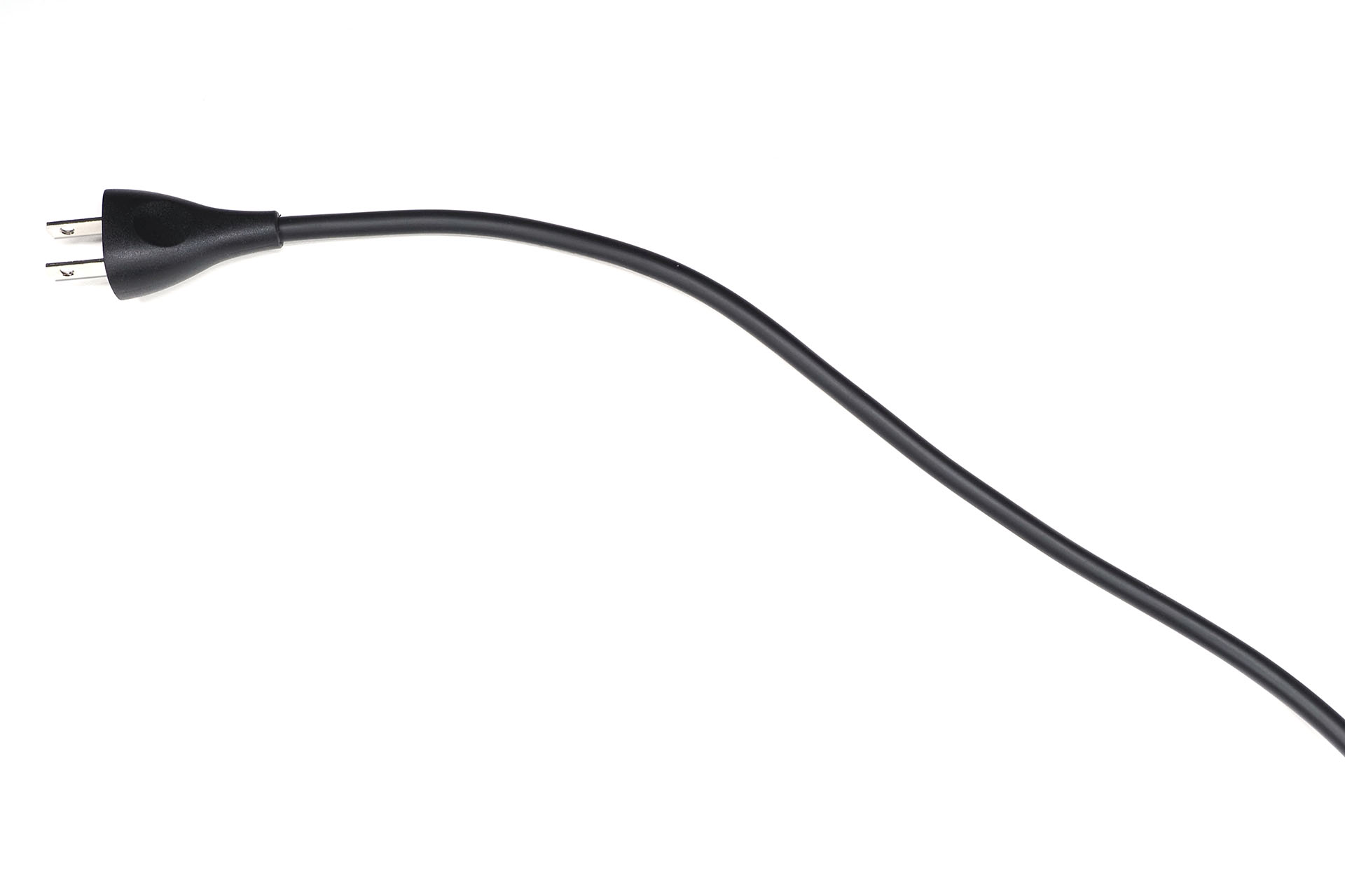 最初から巻き癖がなく、小さく巻いた状態からでもほぼ真っ直ぐに伸ばせる。扱いやすいACケーブルだと感じられる。