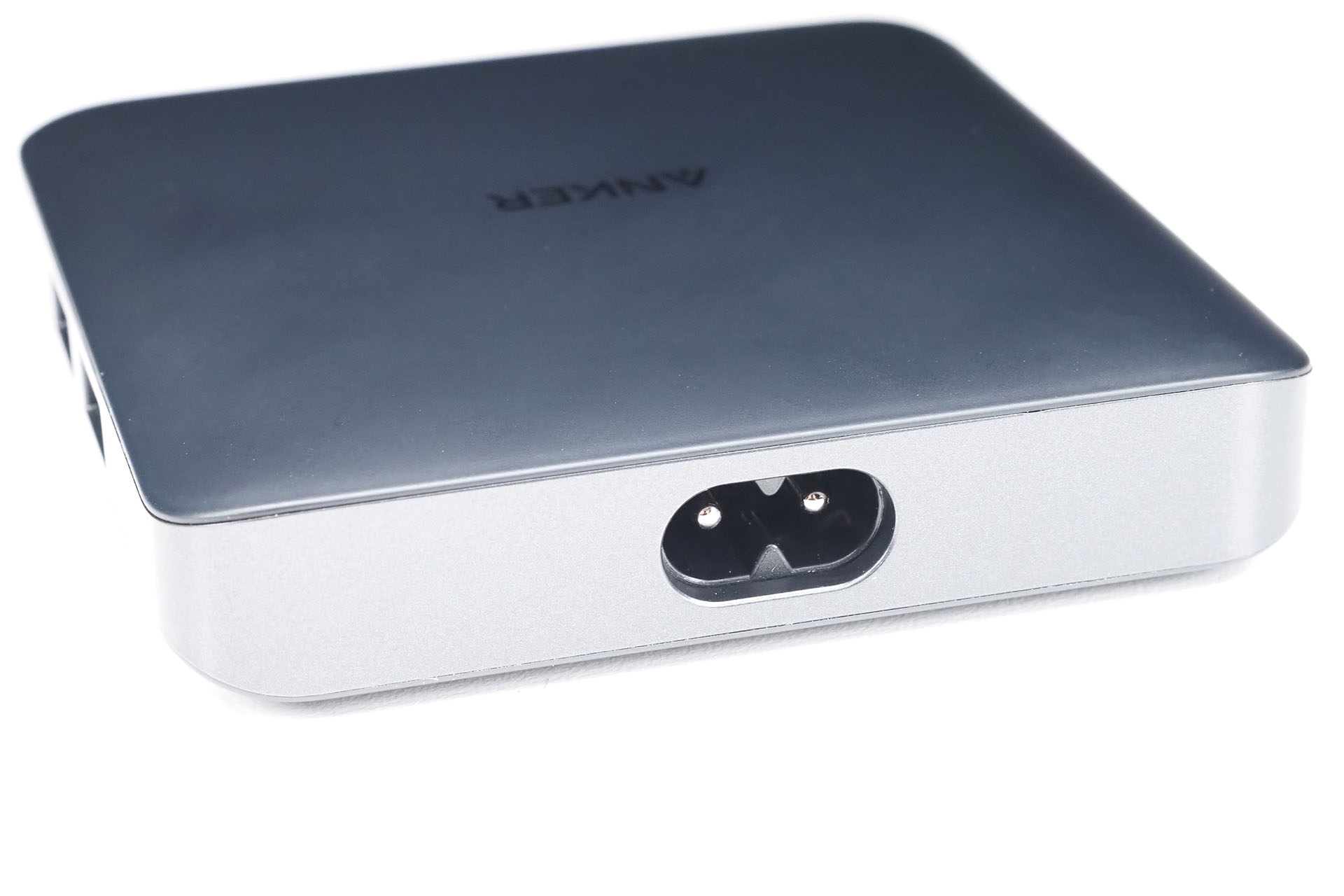 本体のACコネクター部はメガネ型。