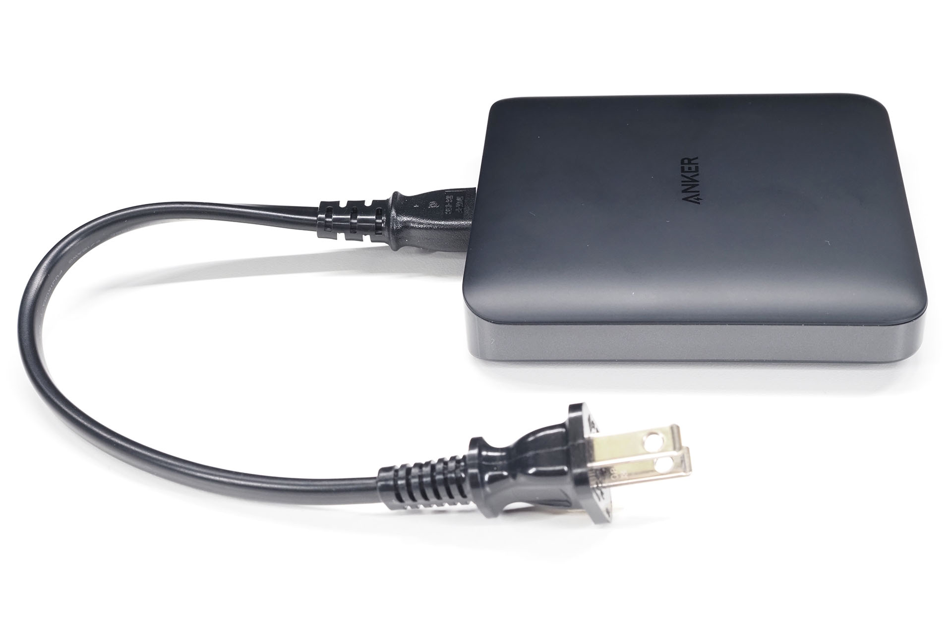 短いACケーブルでよりコンパクトに携帯・運用することもできる。