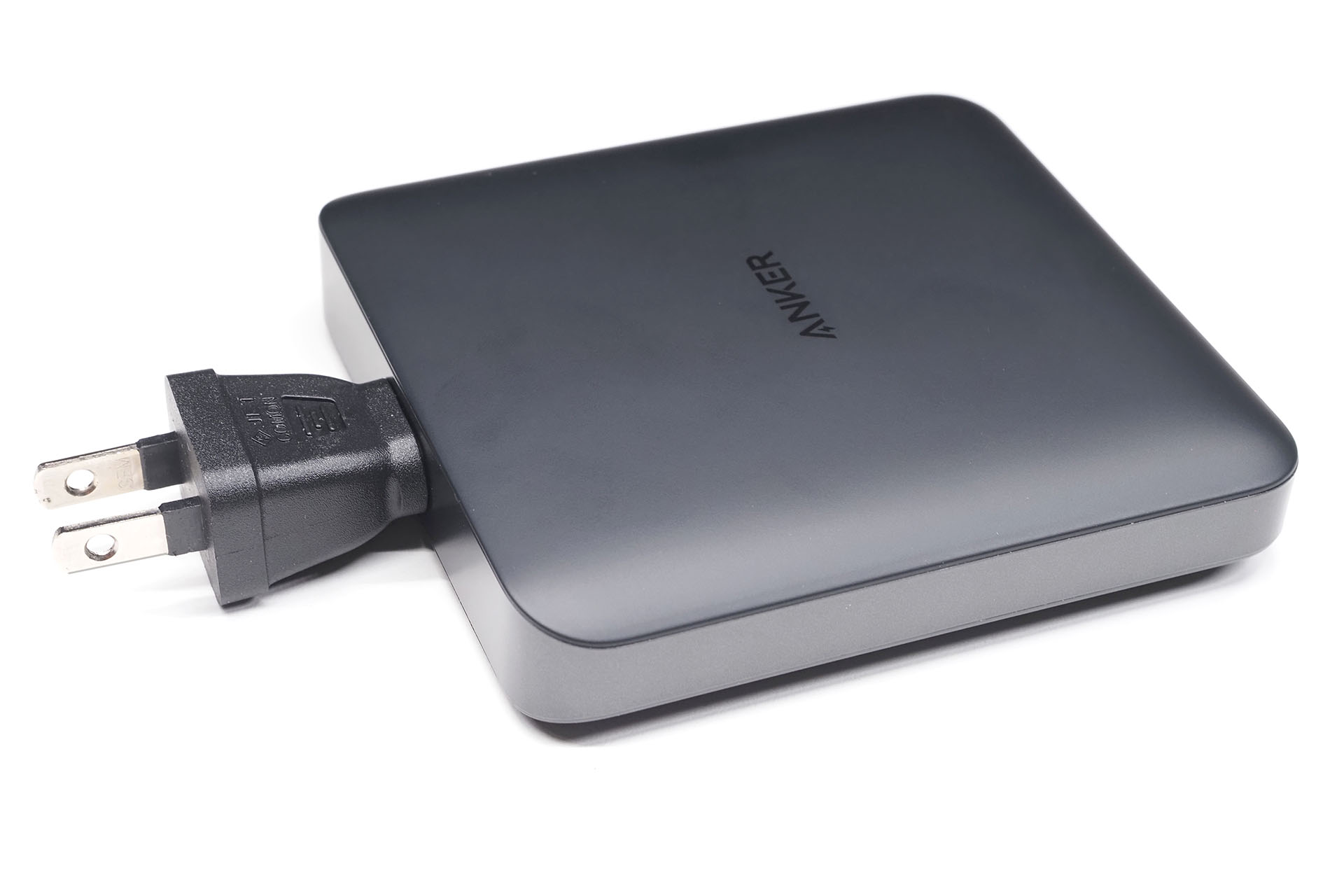 メガネ型プラグも使えるので、本体をコンセントに直差しする感覚でも利用できる。