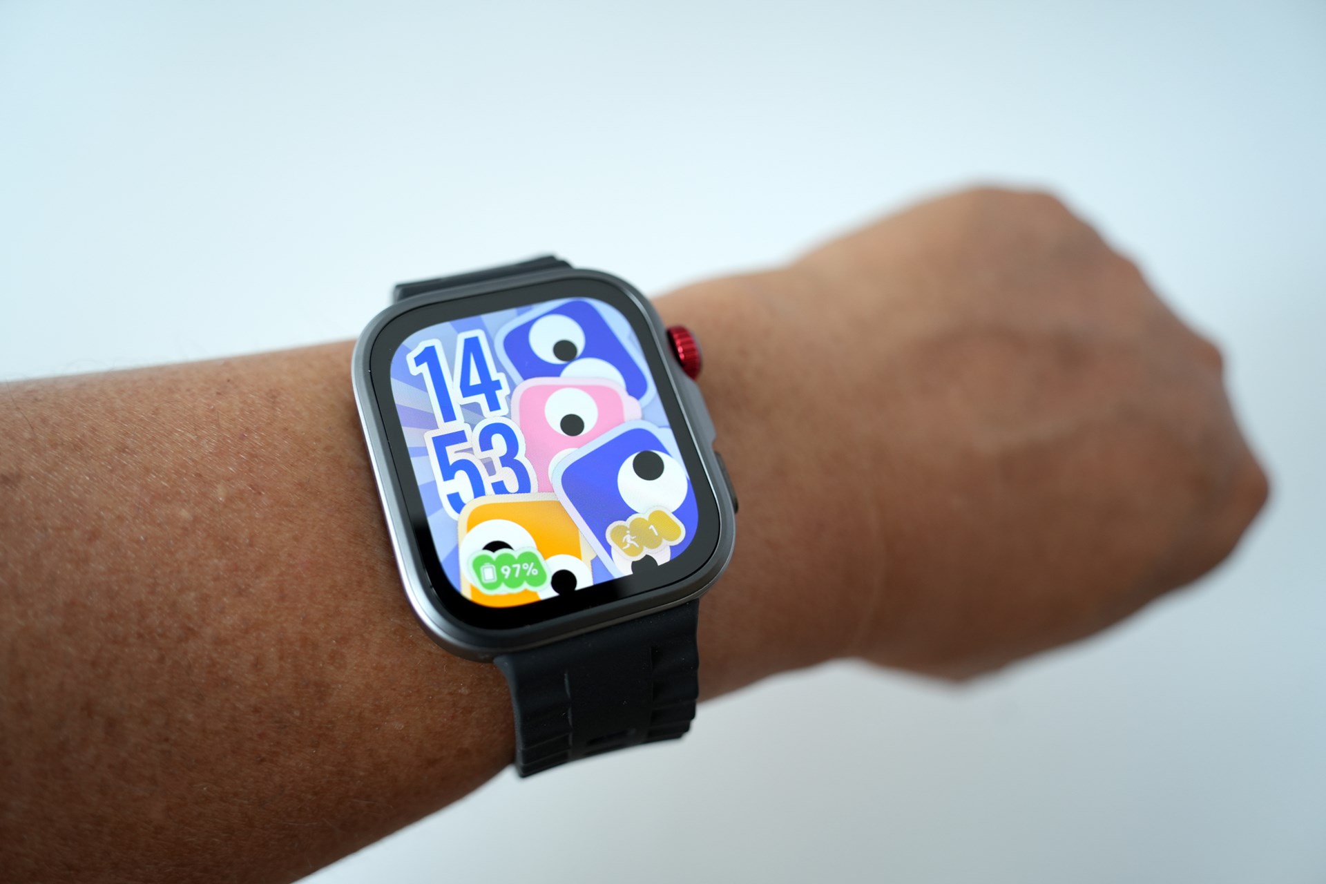 スマートウォッチとしては大きめの画面で、文字盤のデザインも充実