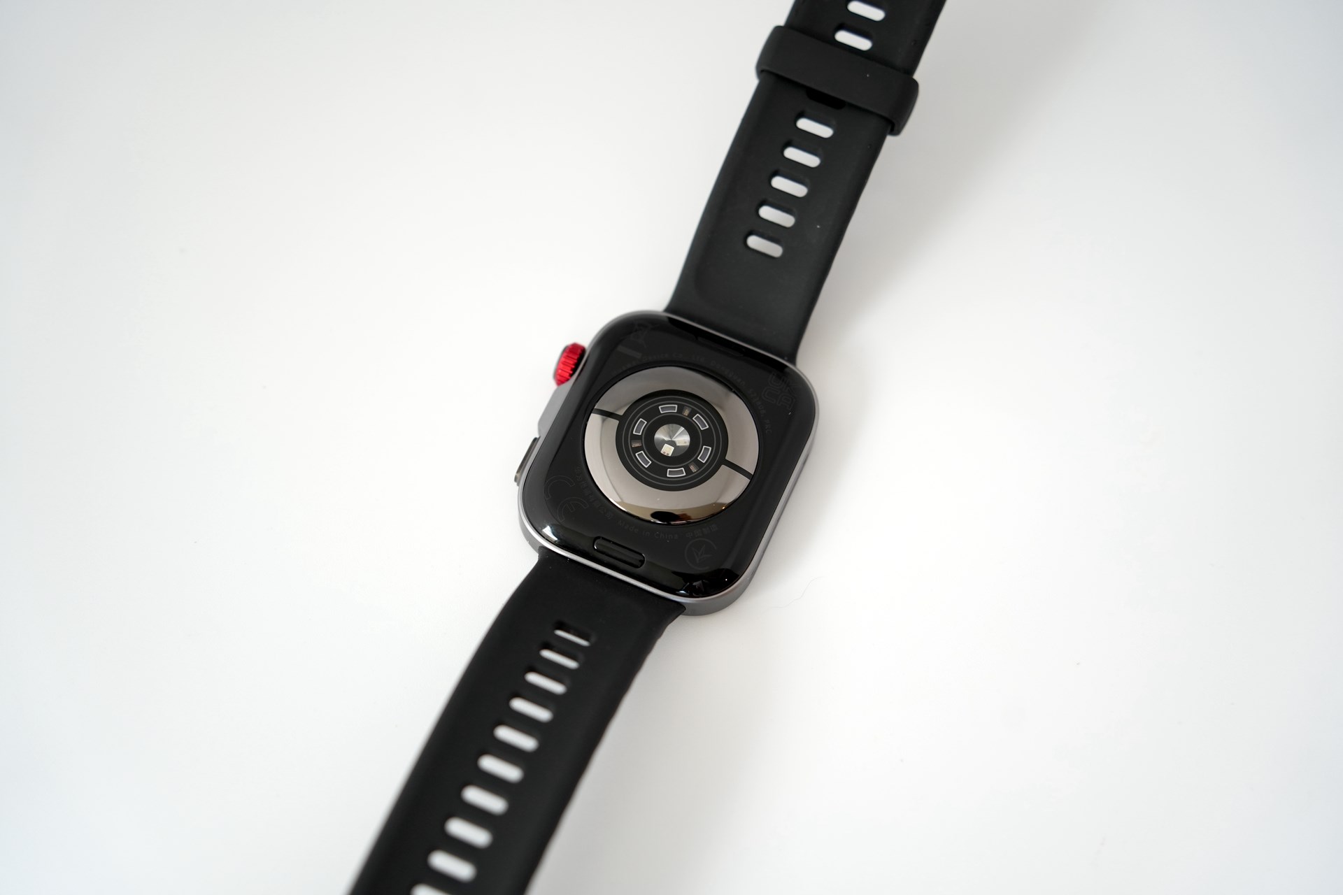 背面に光学式心拍センサー、温度センサーなどを搭載