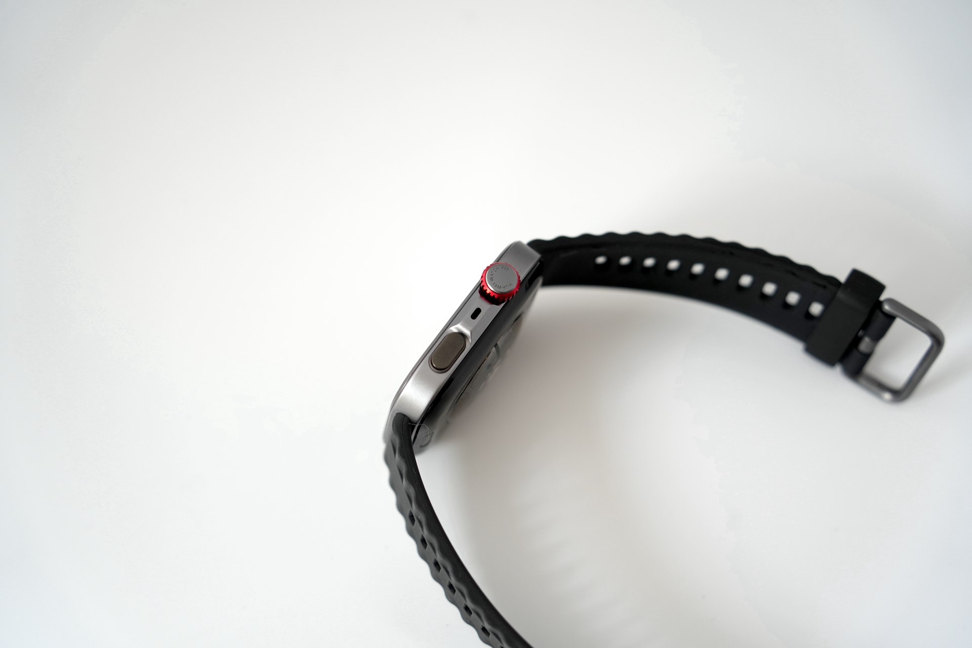 右側面にデジタルクラウン、マイク、機能ボタンを搭載