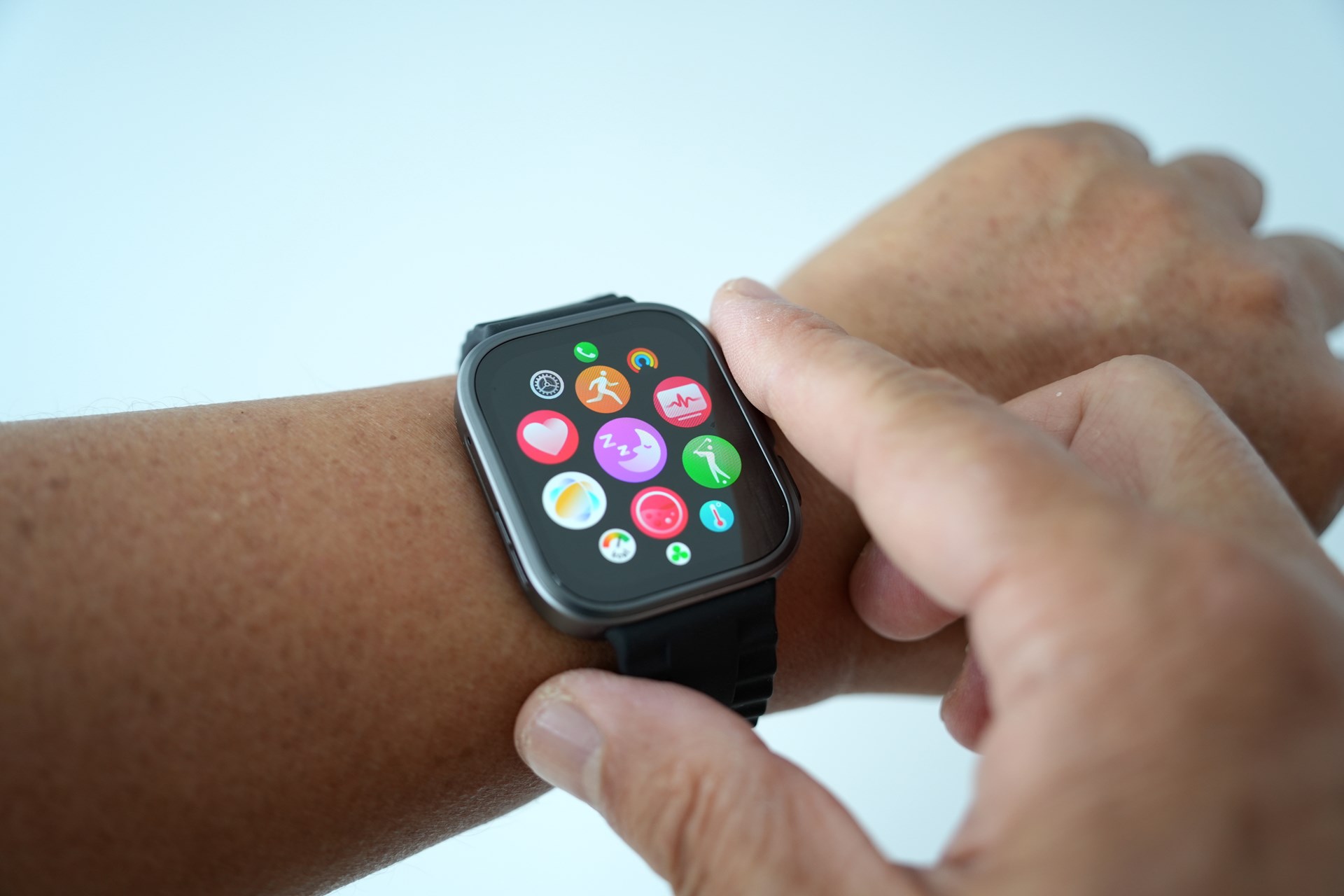 デジタルクラウンはクルクル回して操作できる