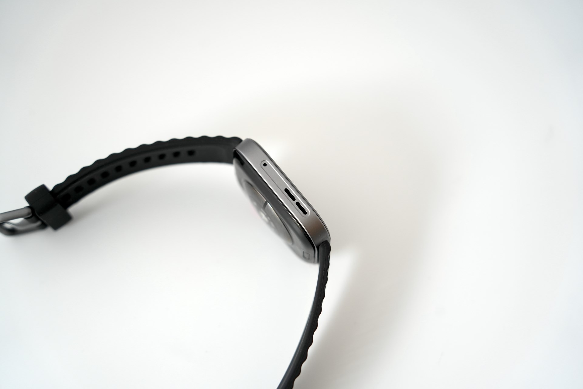 左側面にはスピーカーを搭載