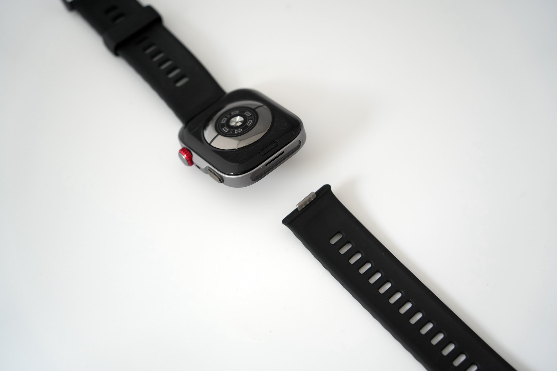 カチッとワンタッチで取り外せる。Amazonをチェックしたところ、サードパーティ製の交換ベルトは充実しているようだ