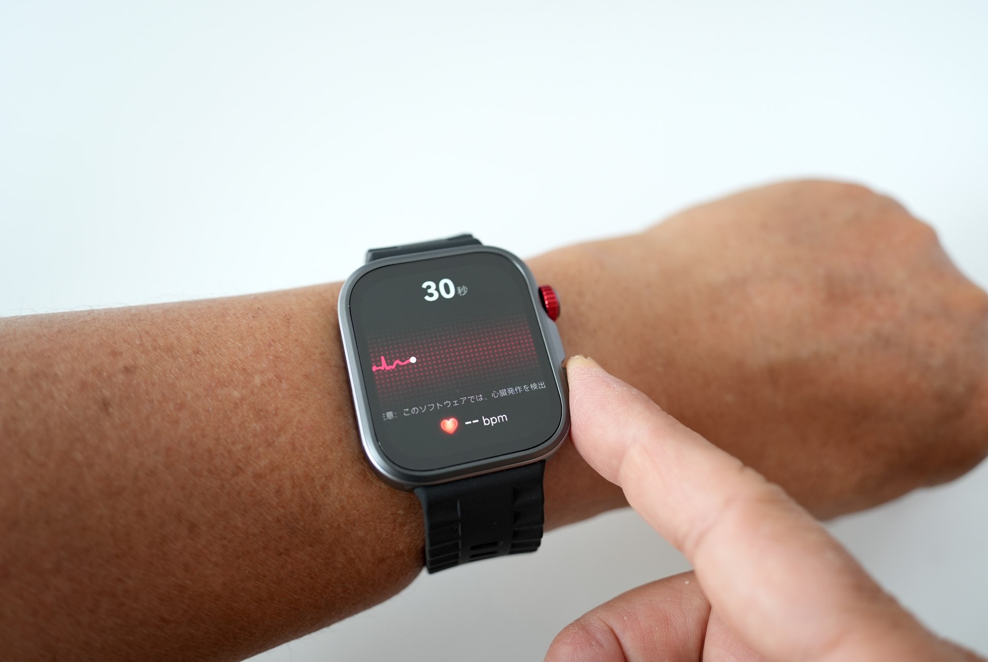 機能ボタンに電極が搭載されており、そこに指を当てるだけで測定できる