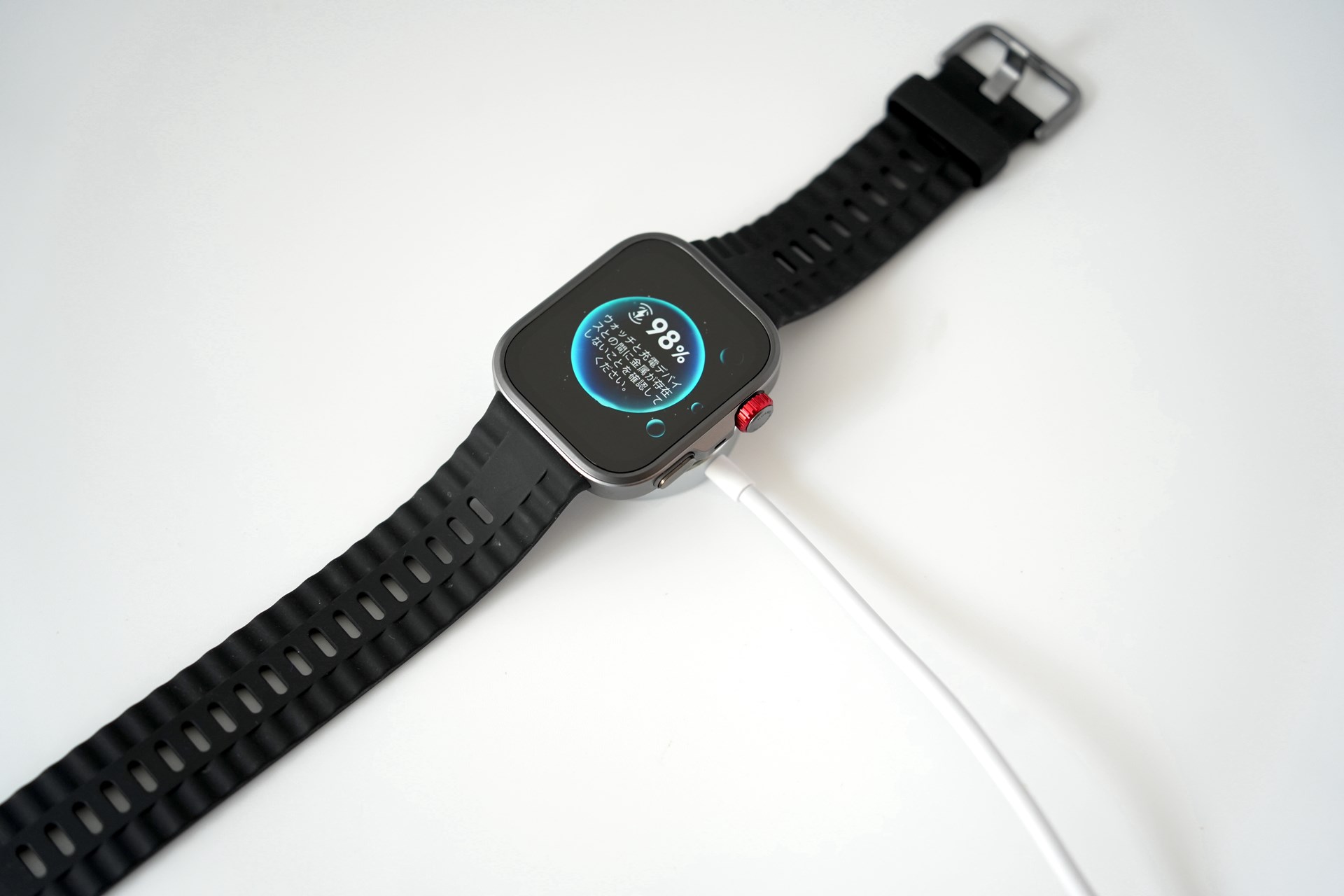 同梱のUSBケーブル付きのクレードルに載せるだけで充電できる。20％以下まで減っても1時間かからずに充電できた