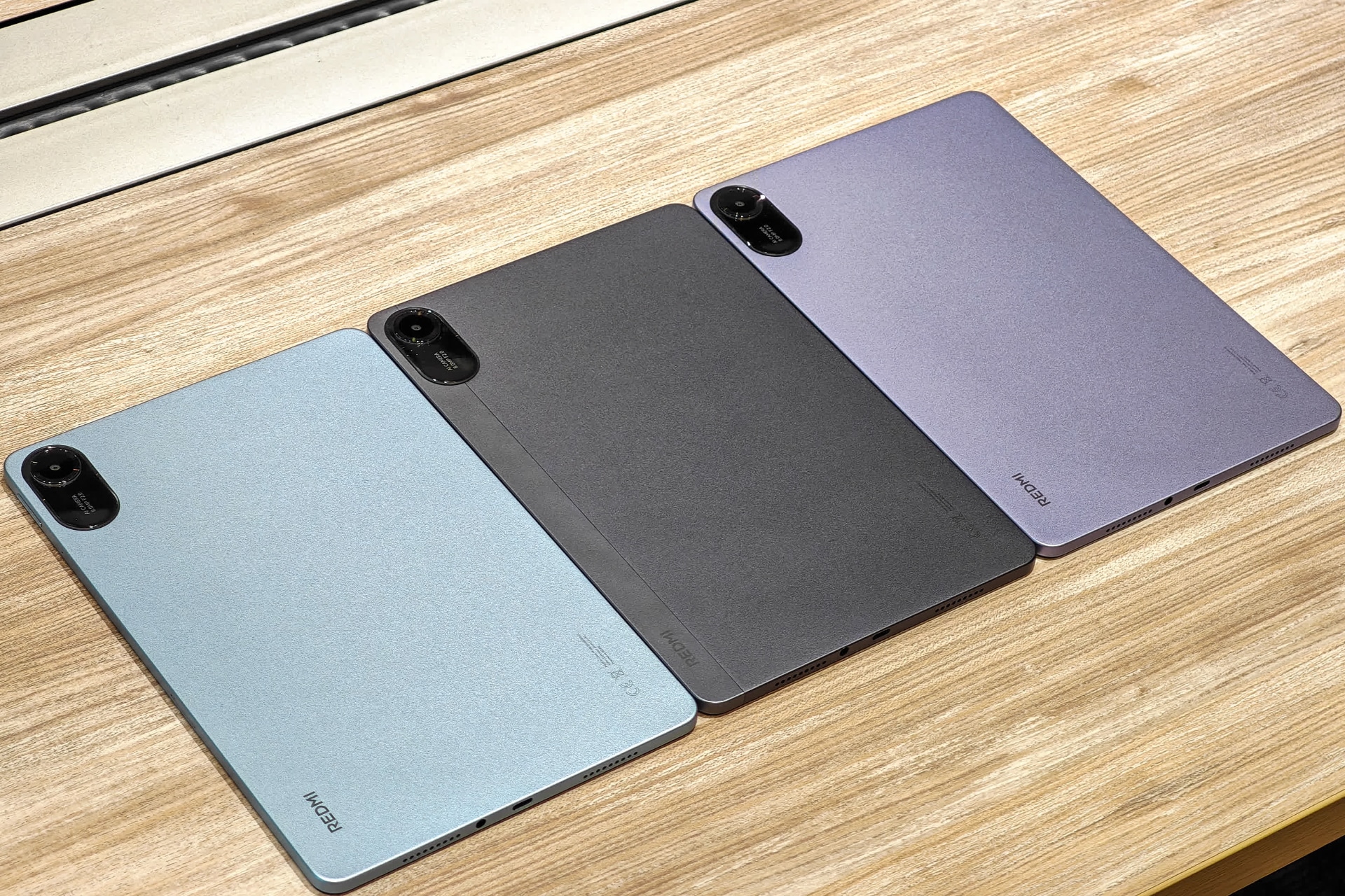 中央が「Redmi Pad 2 4G」。アンテナの有無により「Redmi Pad 2」とは背面デザインが異なる