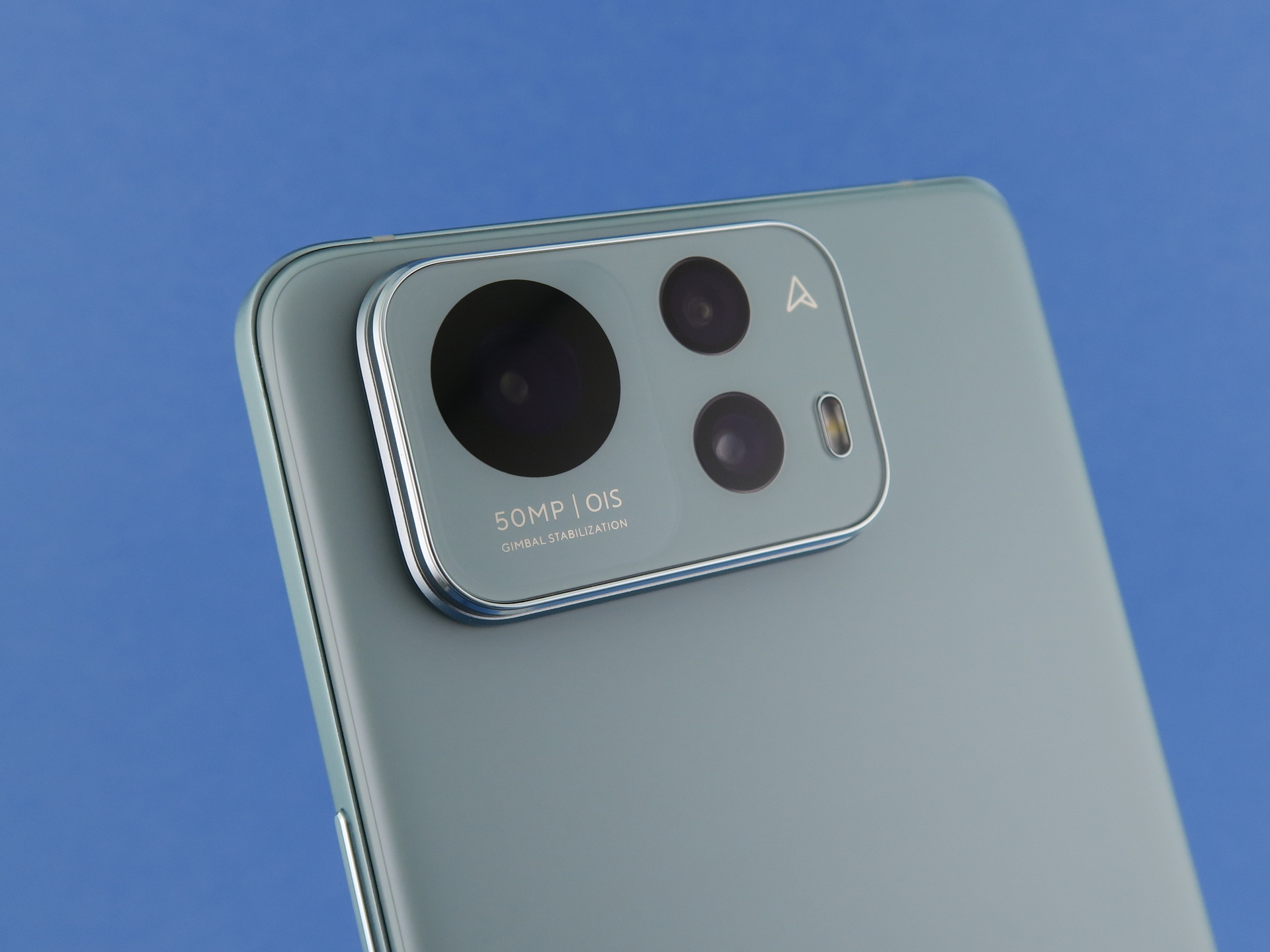 背面にはトリプルカメラを搭載。左側がソニー製「LYTIA 700」を採用したメインの広角カメラ。右側には超広角カメラと望遠カメラを備える