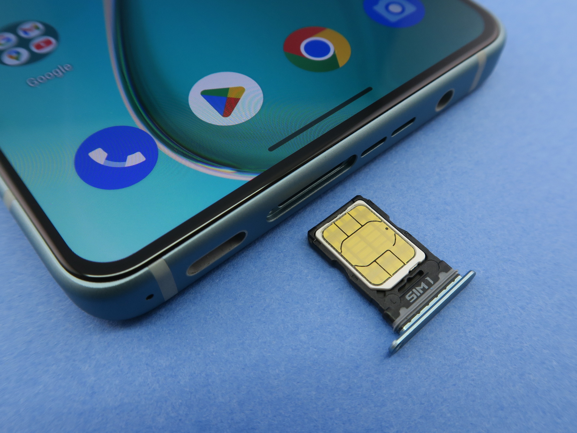 SIMカードトレイには表裏に1枚ずつ、合計2枚のnanoSIMカードを装着可能。ただし、eSIMを利用する場合は、2枚目のnanoSIMカード（SIMカードトレイ裏側）は排他利用になる