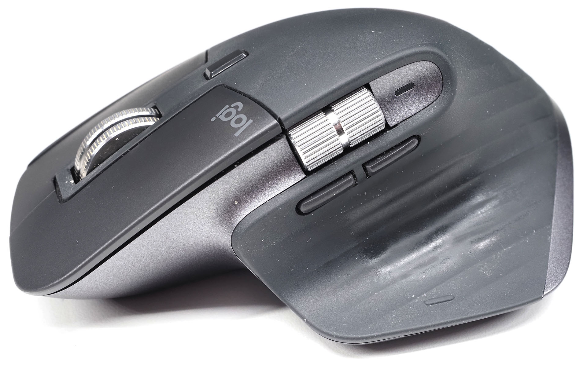 親指が当たる部分がテカっているが、マウス表面の滑り止めラバー素材がベタベタしている状態。樹脂素材がベタベタしてくるのは、ブリーディングやブリードアウトと呼ばれる現象だそうで、合成樹脂の表面に主成分（ポリマー）とは異なる合成樹脂構成物質がにじみ出るもの。にじみ出した物質を拭き取るなどすればベタベタは消えるが、それは一時的な対症療法のようなもので、ブリーディング自体を止めることはできないそうだ。また「物質が十分にじみ出終えるとブリーディングは収まる」とも言われている。