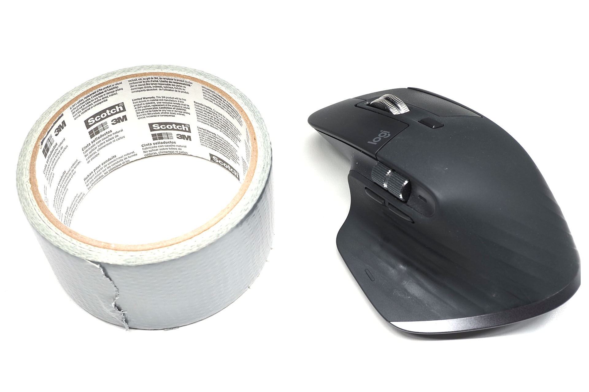 そのベタベタは定期的に拭き取っていたが、面倒くさくなったので、ベタベタの表面にテープを貼って「ベタベタを封じ込めて無視する」という作戦に出た。上記リンクの記事中ではいろいろなテープを試している。