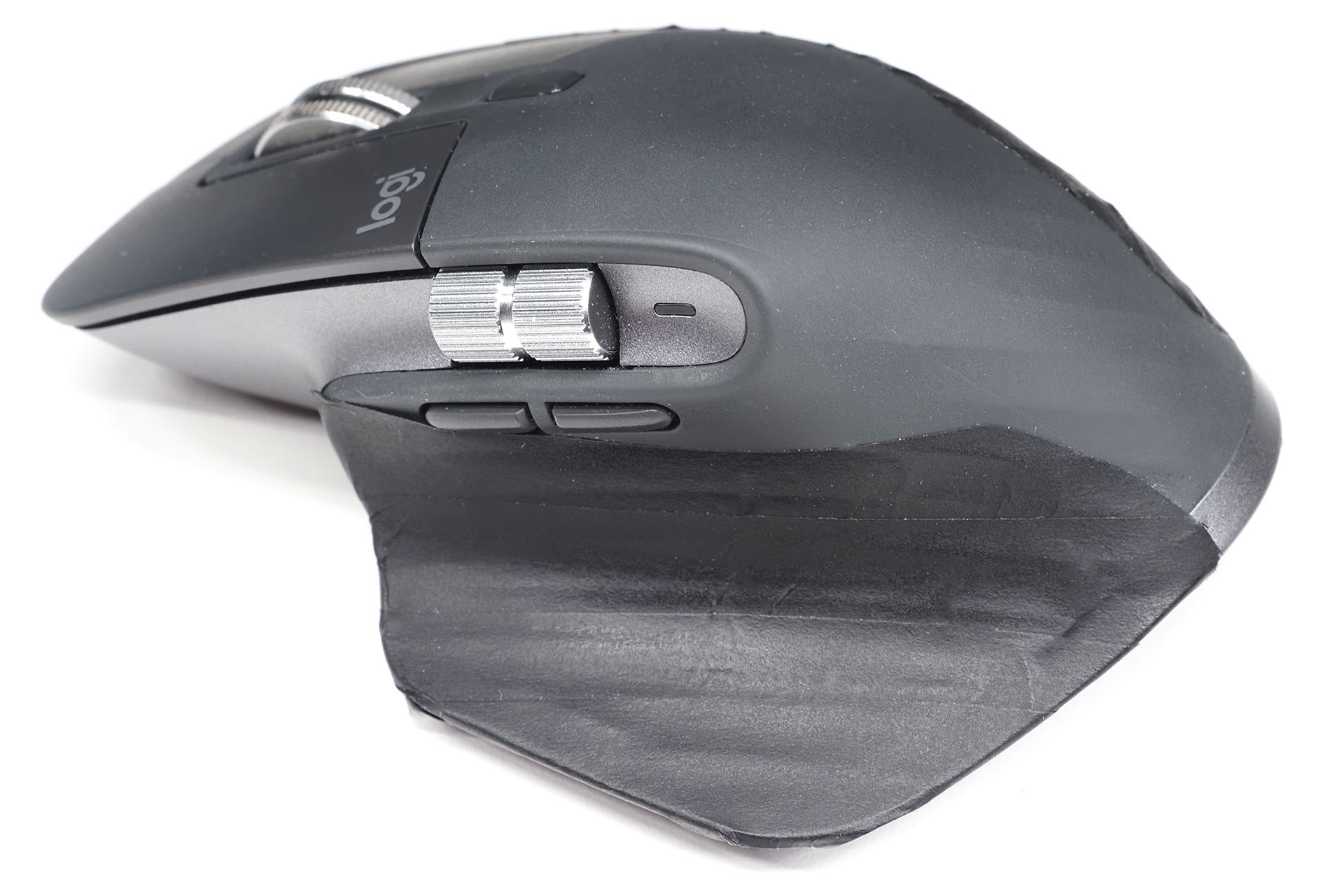 ダイソーの黒マスキングテープでマウスのベタベタを封じた様子。