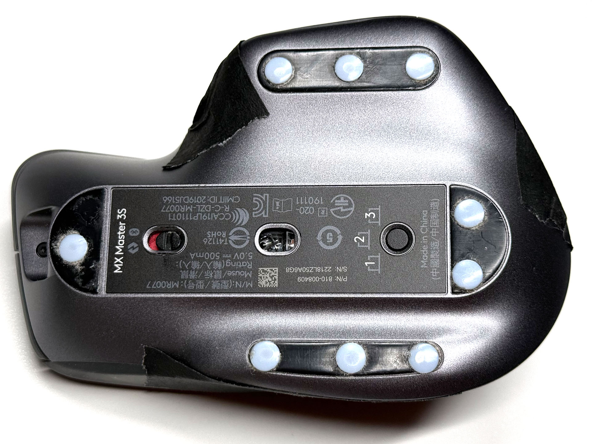 すり減って滑りが悪くなったマウスソールの上に、円形のマウスソールを貼っている。元のマウスソールほど滑りはよくないが、まあまあイイ感じで使えている。