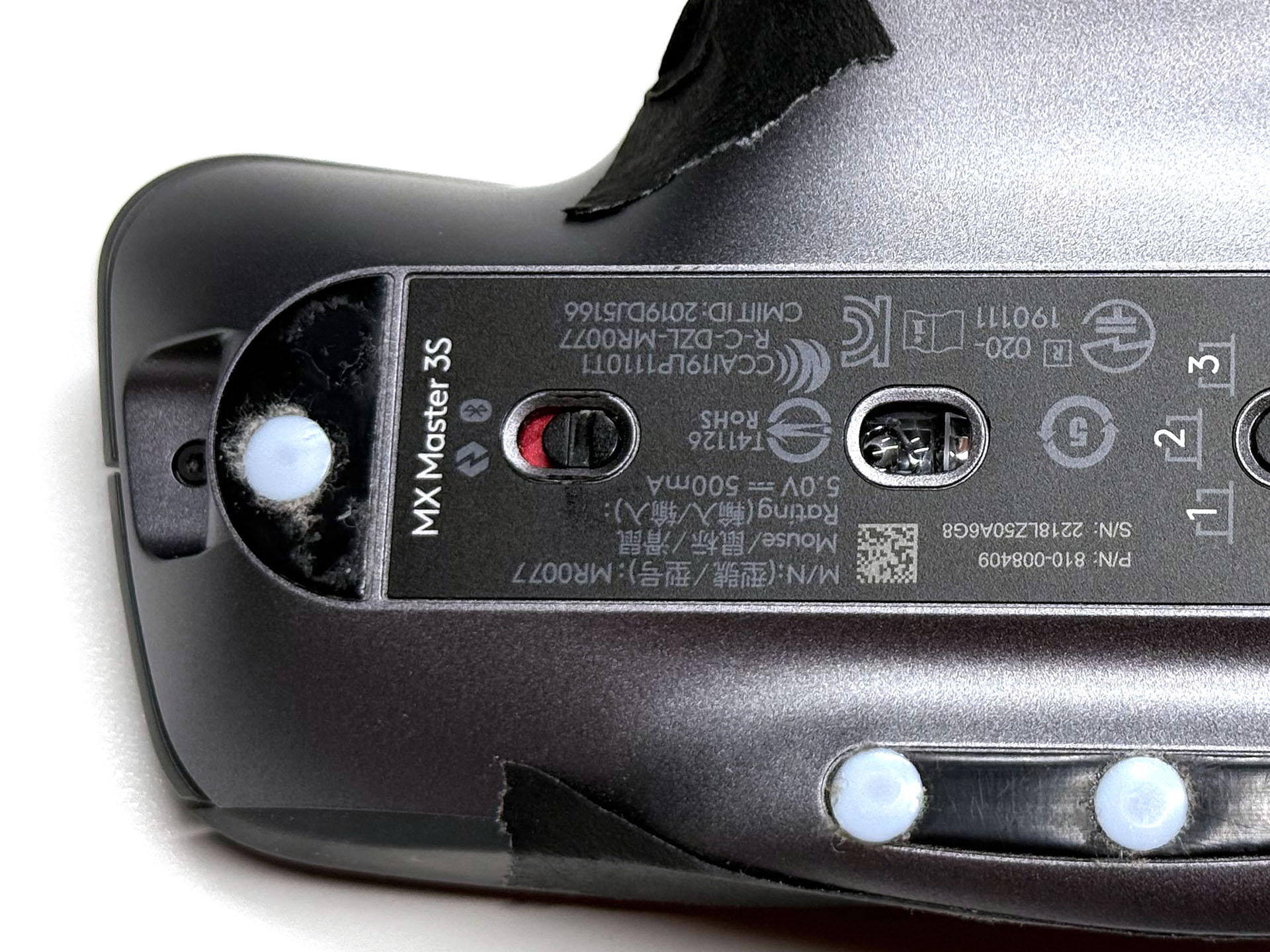 こんな感じで円形マウスソールの周囲にホコリが付着する。円形マウスソールの粘着剤が僅かにはみ出してきて、そこにホコリが吸着するのだと思われる。たまにテープでこのホコリを取り除いている。