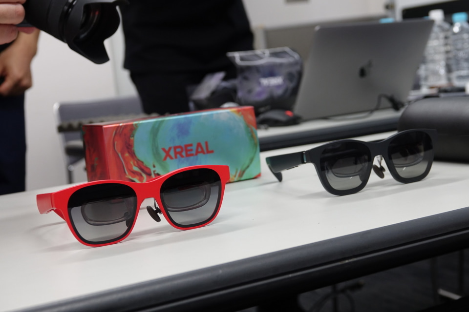 左からXREAL Air 2とXREAL Air 2 Pro