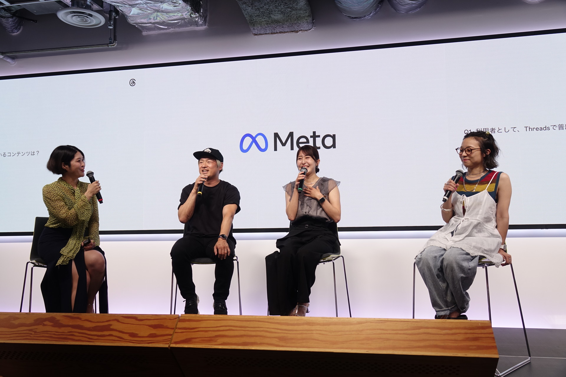 Threadsユーザーのイラストレーターうのき氏（中央）、インフルエンサーさゆぴん氏（右から2人目）とバヤコ氏（右）ら3人がThreadsの魅力について語った