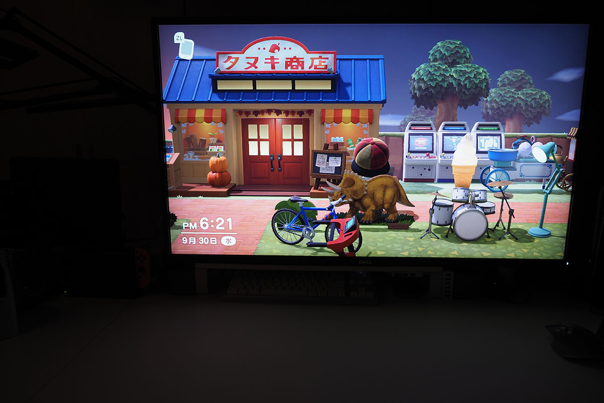 仕事用に使っているディスプレイでゲームもプレイする俺。ゲームプレイ中は没入するために部屋の照明を消している。