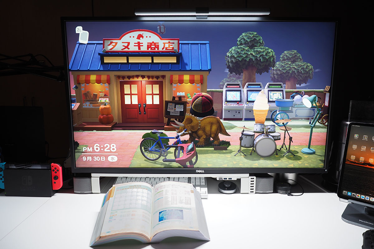 そこでBenQのScreenBar Plusというモニターライトを導入。有線リモコンを一押しするだけで机上を照らせて、しかも画面への映り込みがなく、光量もしっかりあって快適♪