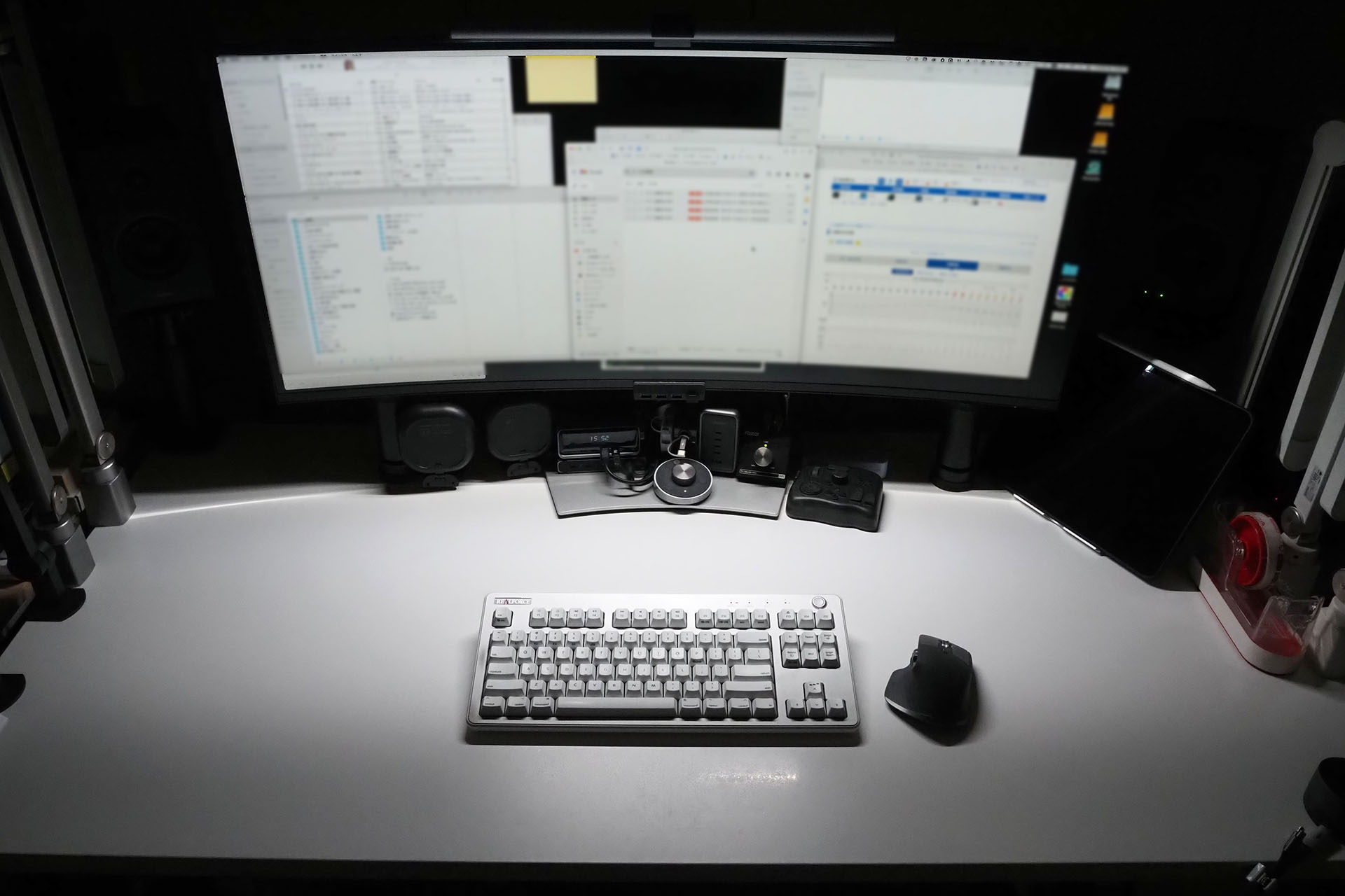 ScreenBar Plusで机上を照らしている様子。光量は十分であるものの、デスク手前あたりはやや暗め。このモニターライトはデスク手前方向には光を向けられないので、これ以上デスク手前を明るく照らすことができない。