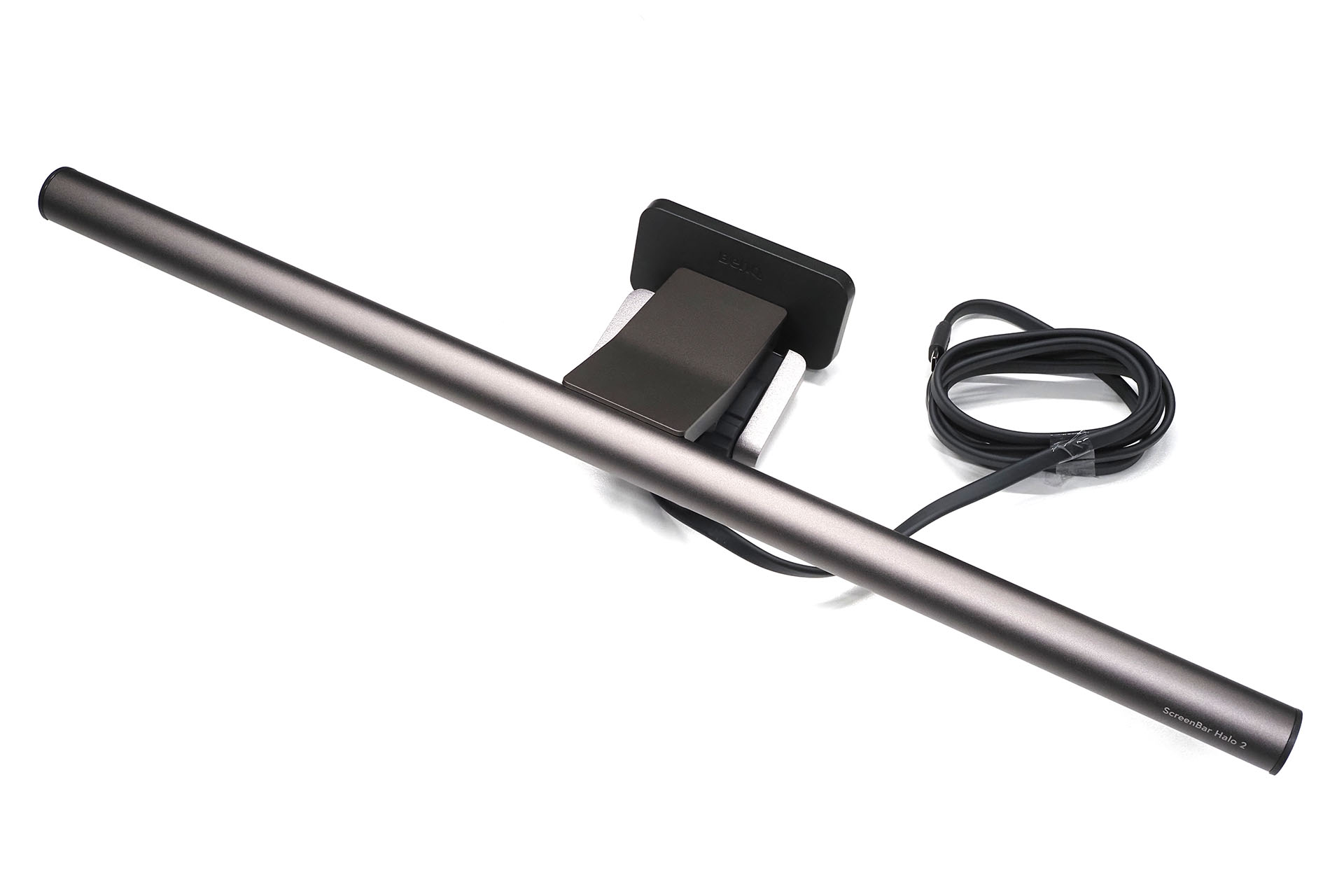 ScreenBar Halo 2ライト本体。幅は50cm。給電用USB-Cケーブルの長さは150cm。