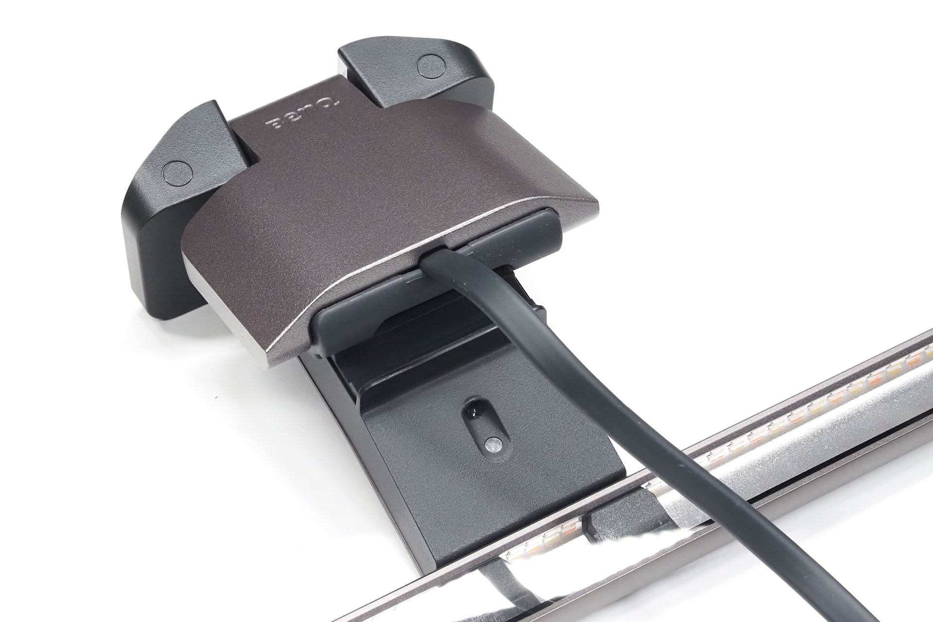 給電用USB Type-Cケーブルはライト本体固定式で着脱はできない。