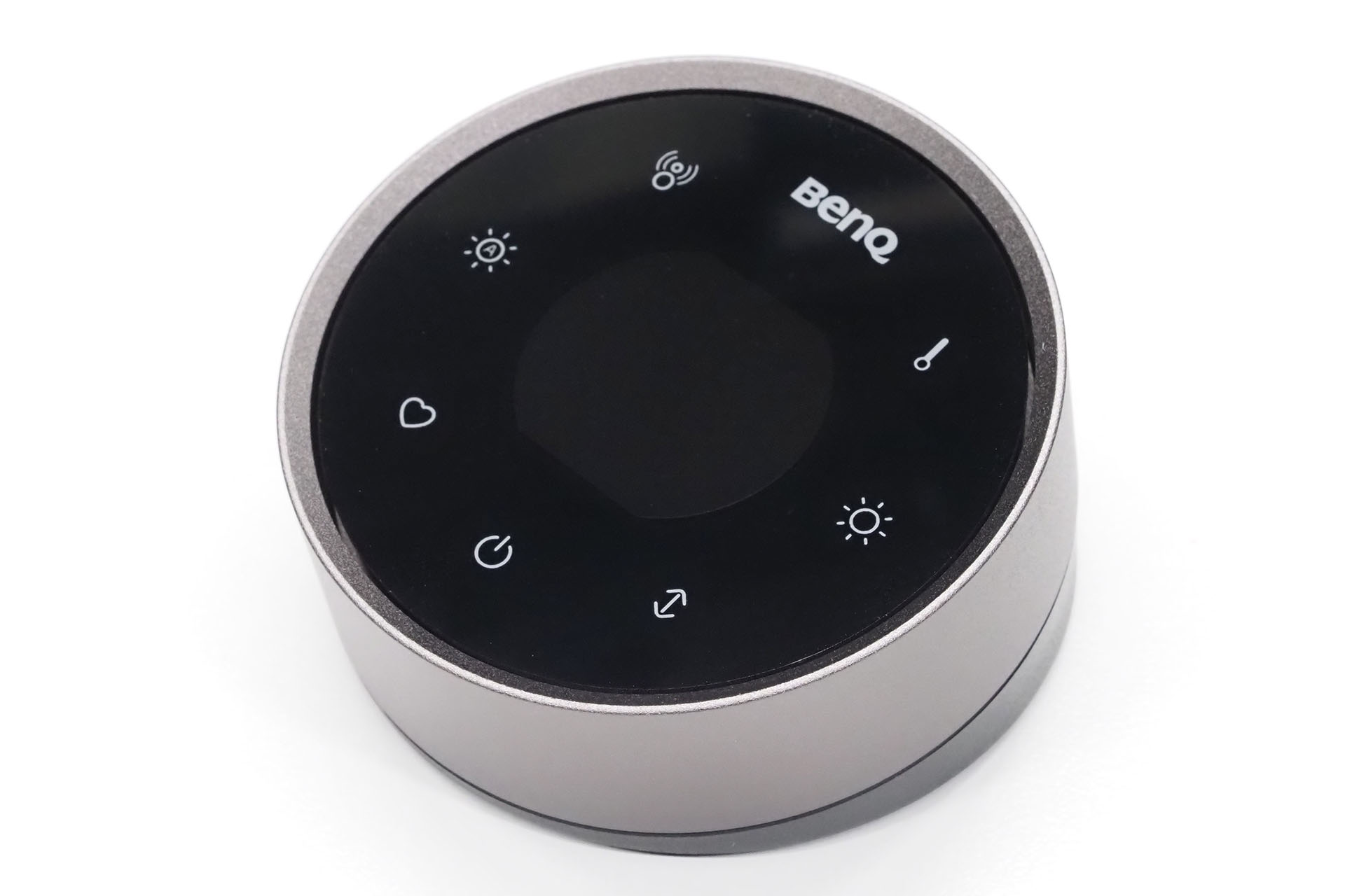 付属の充電式ワイヤレスリモコン。使用時は中央に各種パラメーターが数値表示される。リモコンの周囲リングは可動し、これがパラメーター調節ダイヤルとして機能する。