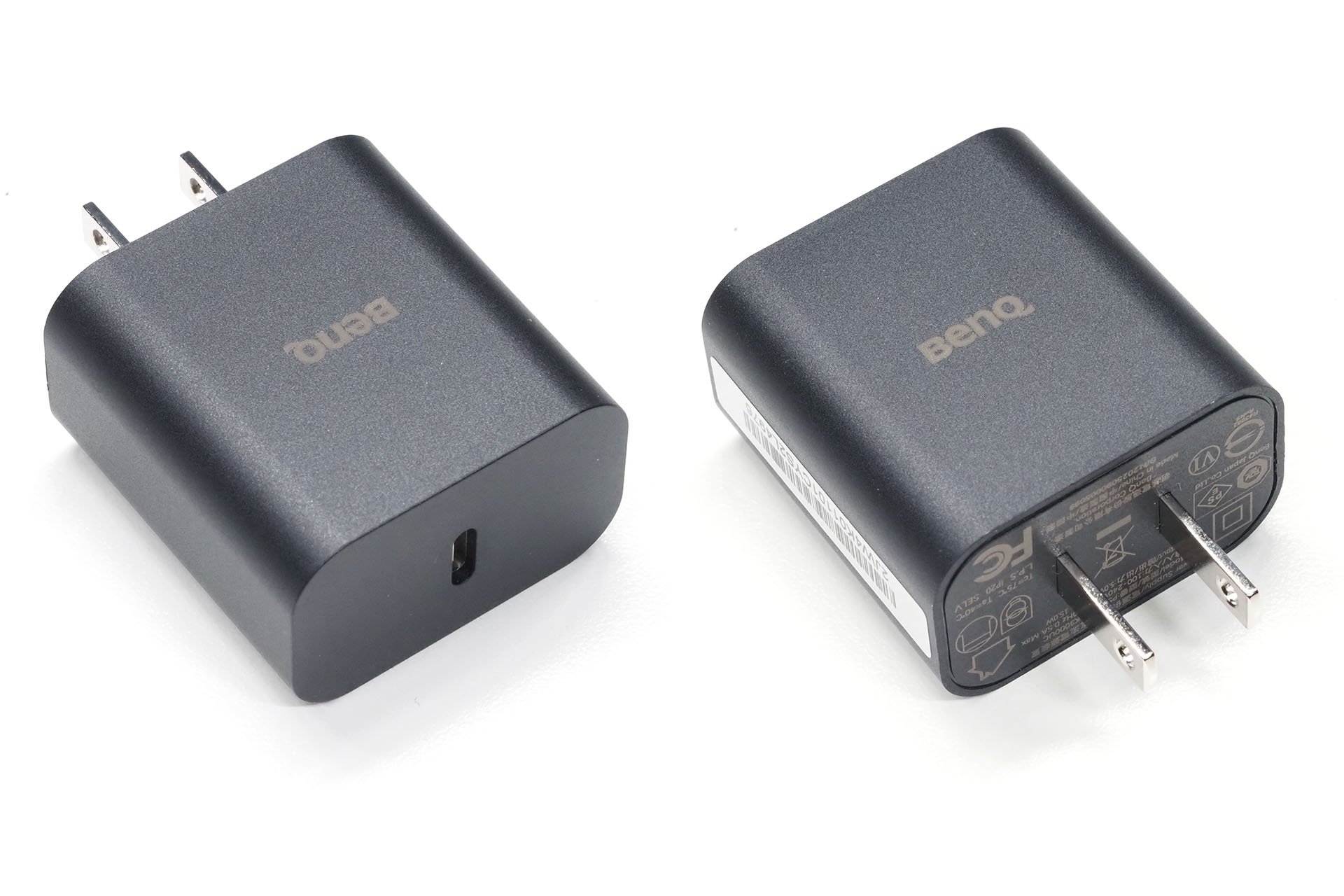 USB Type-C対応のUSB充電器が1個付属する。