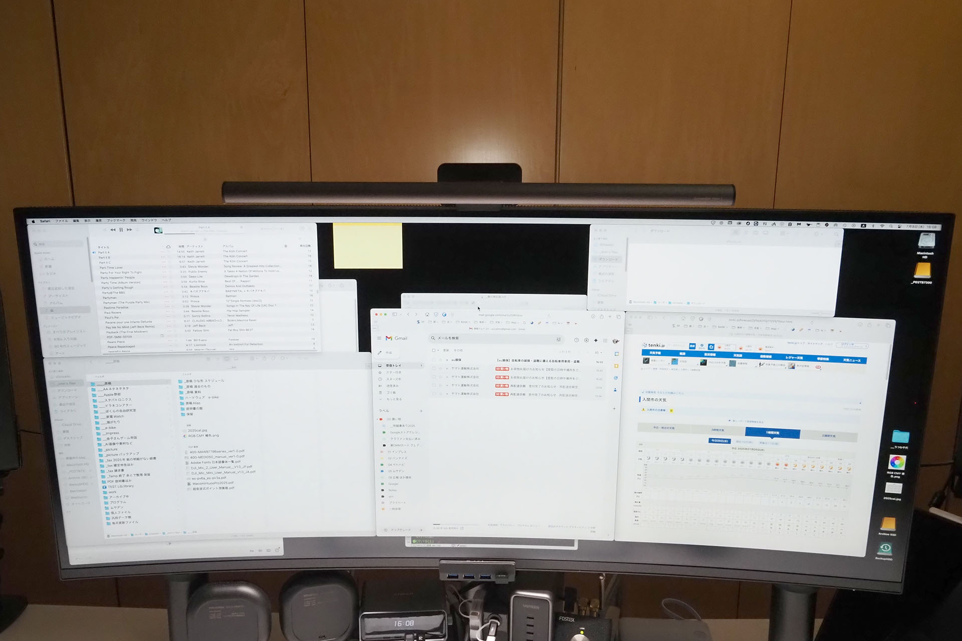 天井の照明をオフにした状態で、ScreenBar Halo 2の後方のライトも点灯させた状態。天井の照明をオフにして撮影すると、ディスプレイ後方の扉はほぼ真っ暗になって写らないが、ScreenBar Halo 2の後方のライト点灯状態ならこのようにそこそこ明るく写る。ディスプレイと扉のコントラストが下がることにより、目への負担が軽減されていると感じわれる。