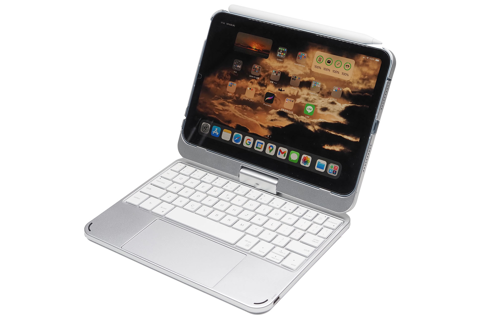 iPad miniをセットした様子。……かわゆ♪　思った以上にイイ感じだ。iPad miniをセットするカバー部分上部は開いているので、Apple Pencilもセットできる。
