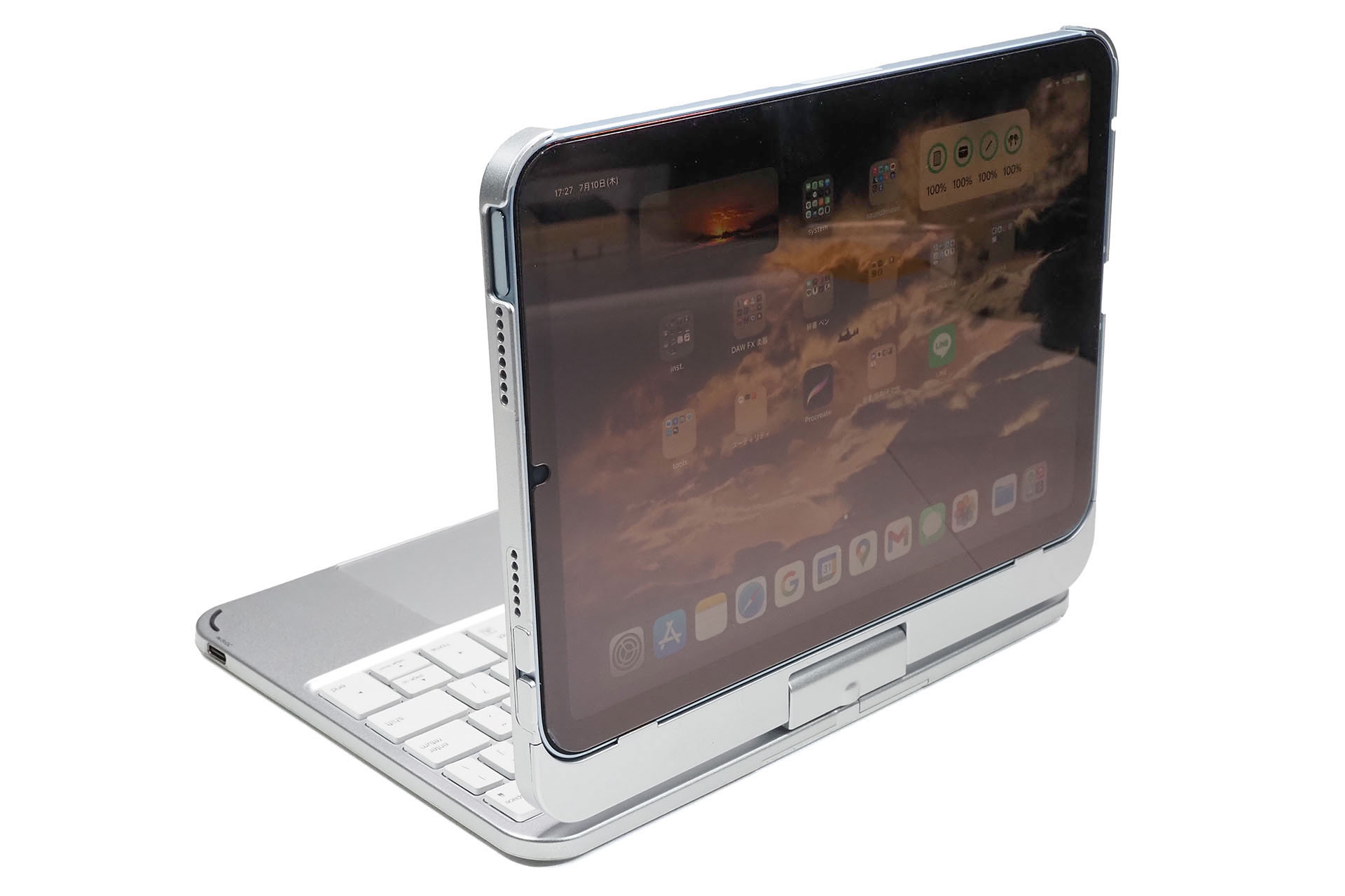 後ろ向きにもなるので、キーボード不使用時にはタブレットスタンド的な機能性を発揮する。