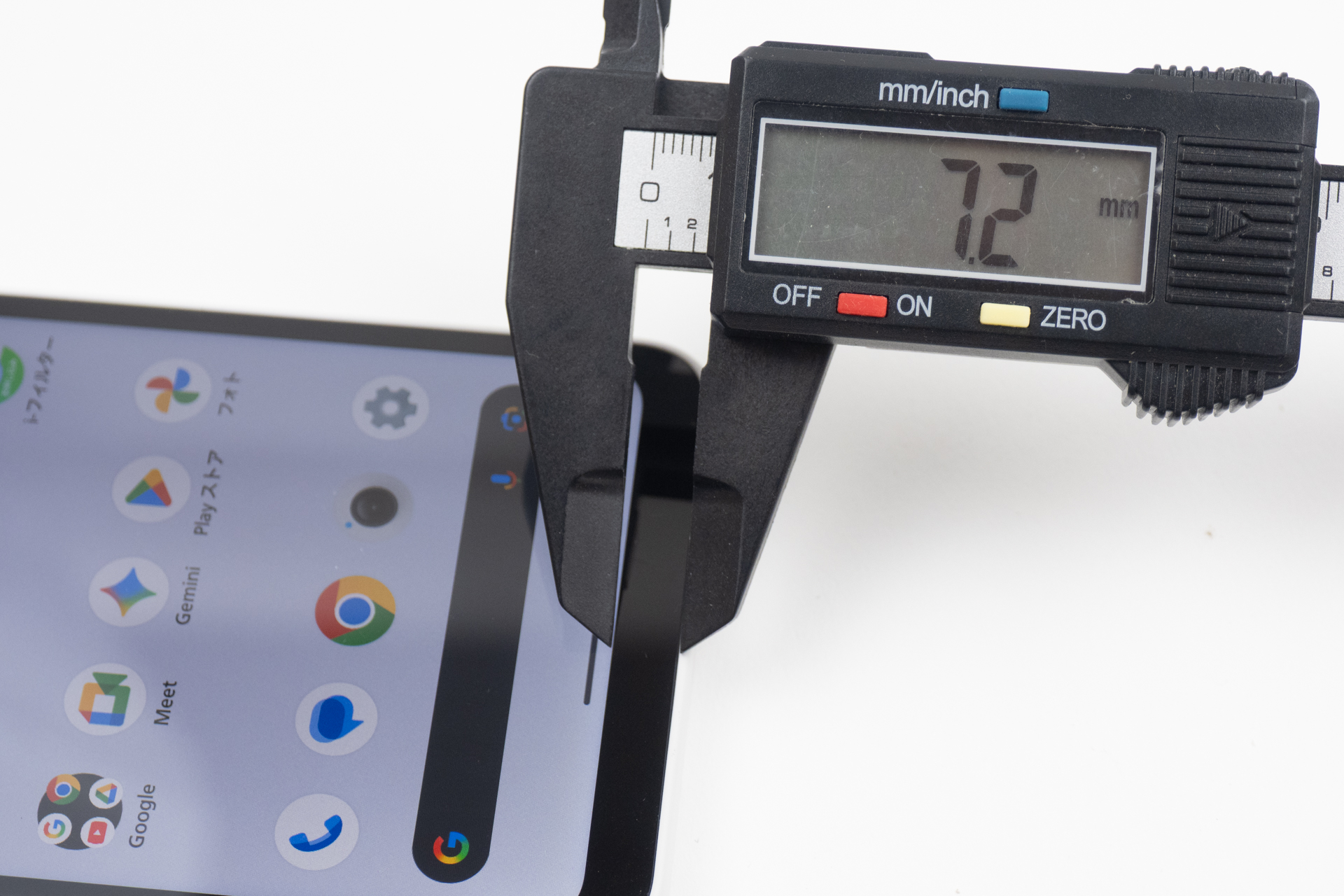 ディスプレイ下部のベゼルは実測で約7.2mm