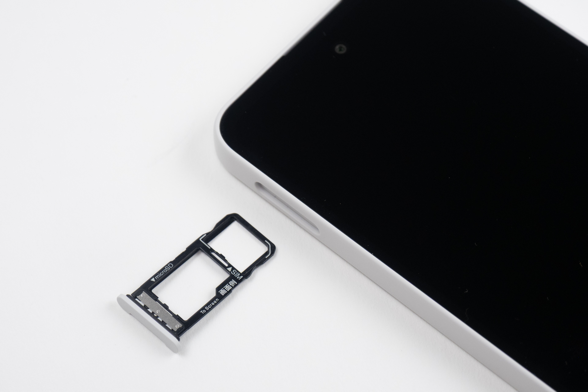 SIMトレーはピンを使わずに引き出せるタイプで、microSDとセットで装着できるタイプ
