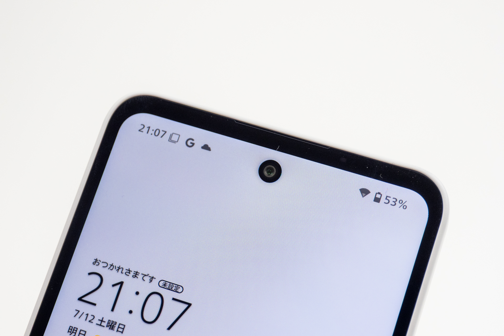 インカメラはパンチホールタイプで、約800万画素