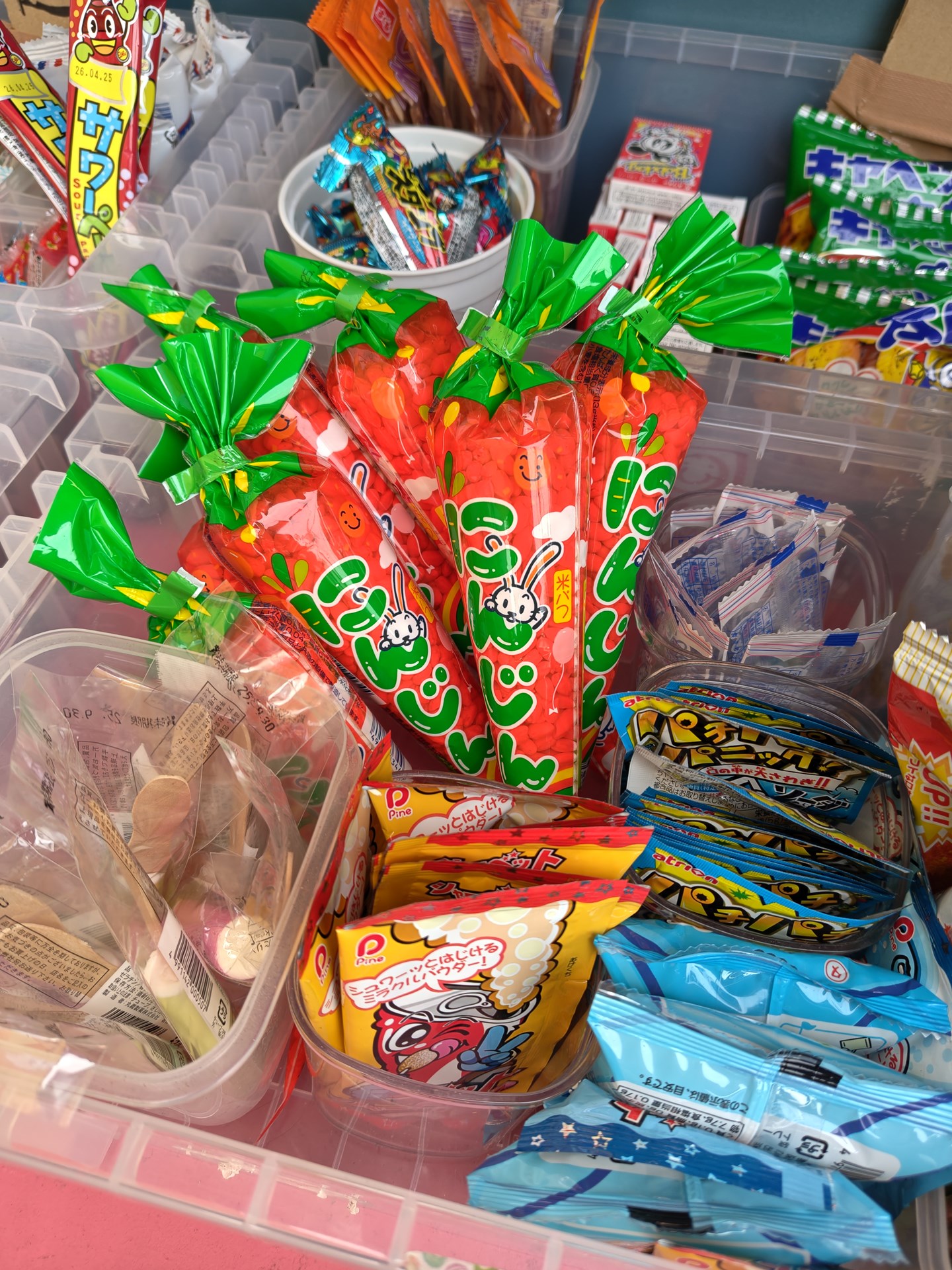 日陰にあった駄菓子の数々。太陽の反射光とテントの透過光という微妙な光源だったが、14chスペクトルセンサーのおかげだろうか、見た目同様の色合いに仕上がった