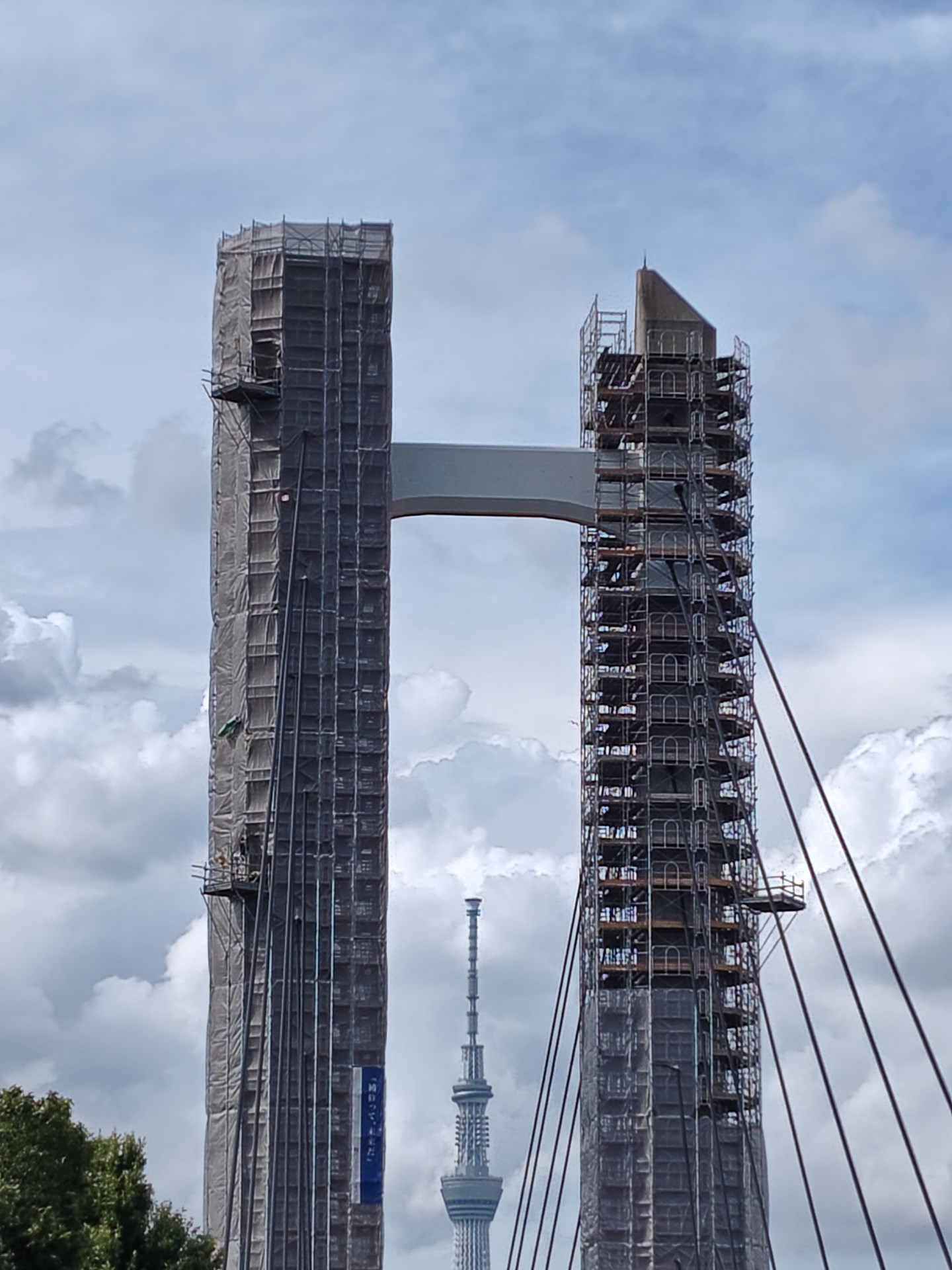 工事中の橋と東京スカイツリー。デジタルズームの写りはやや残念だ。近距離のスナップや料理などの撮影では不満はないが、ちょっとしたおでかけや旅行などで、遠くの被写体をググッと引き寄せたい場合は注意と覚悟が必要だろう