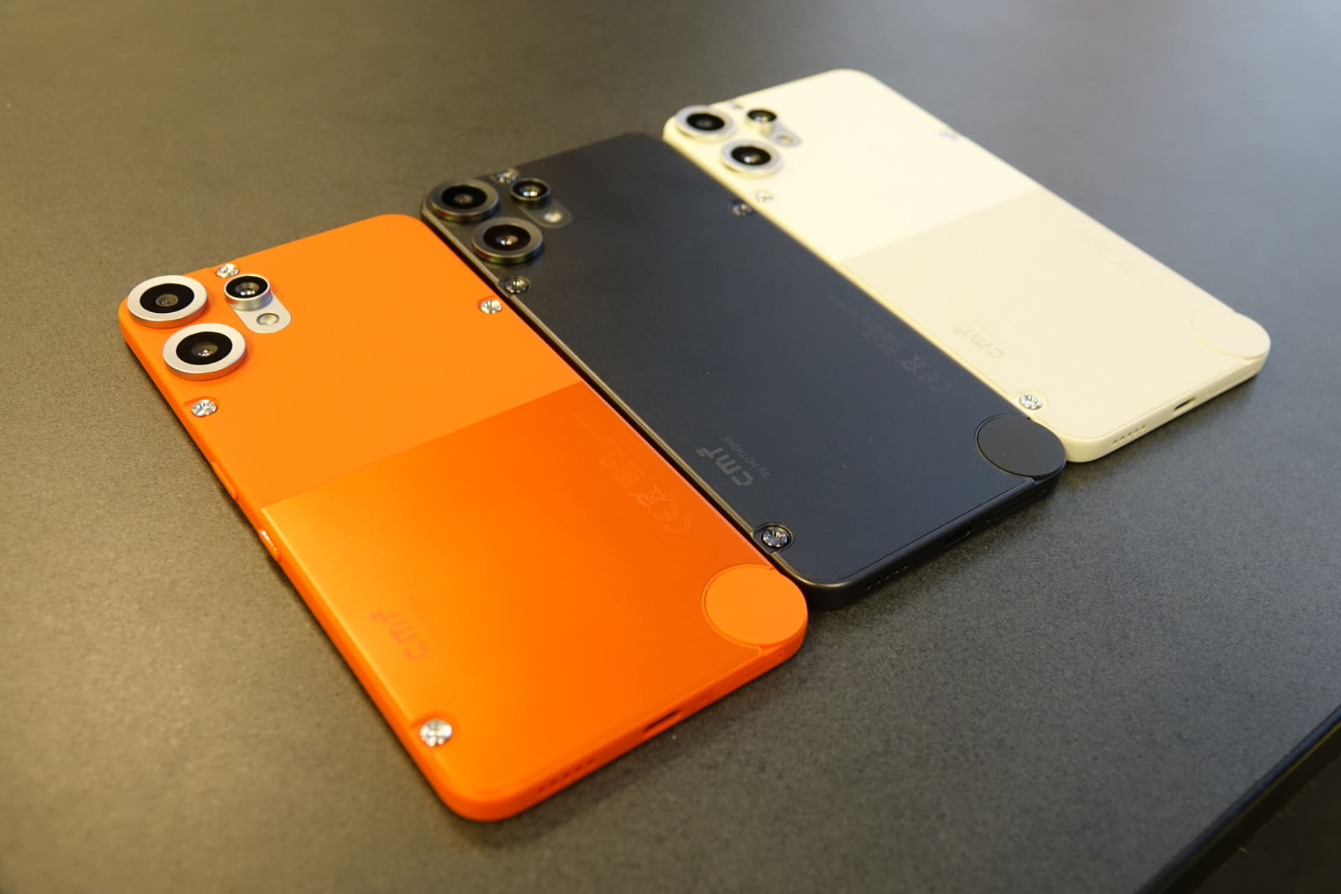 本体カラーで、表面の仕上げが異なる